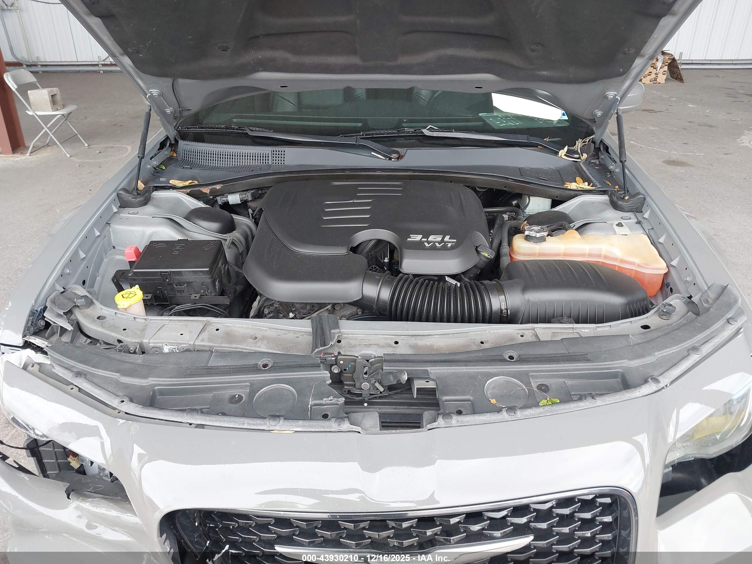 CHRYSLER 300 image 10
