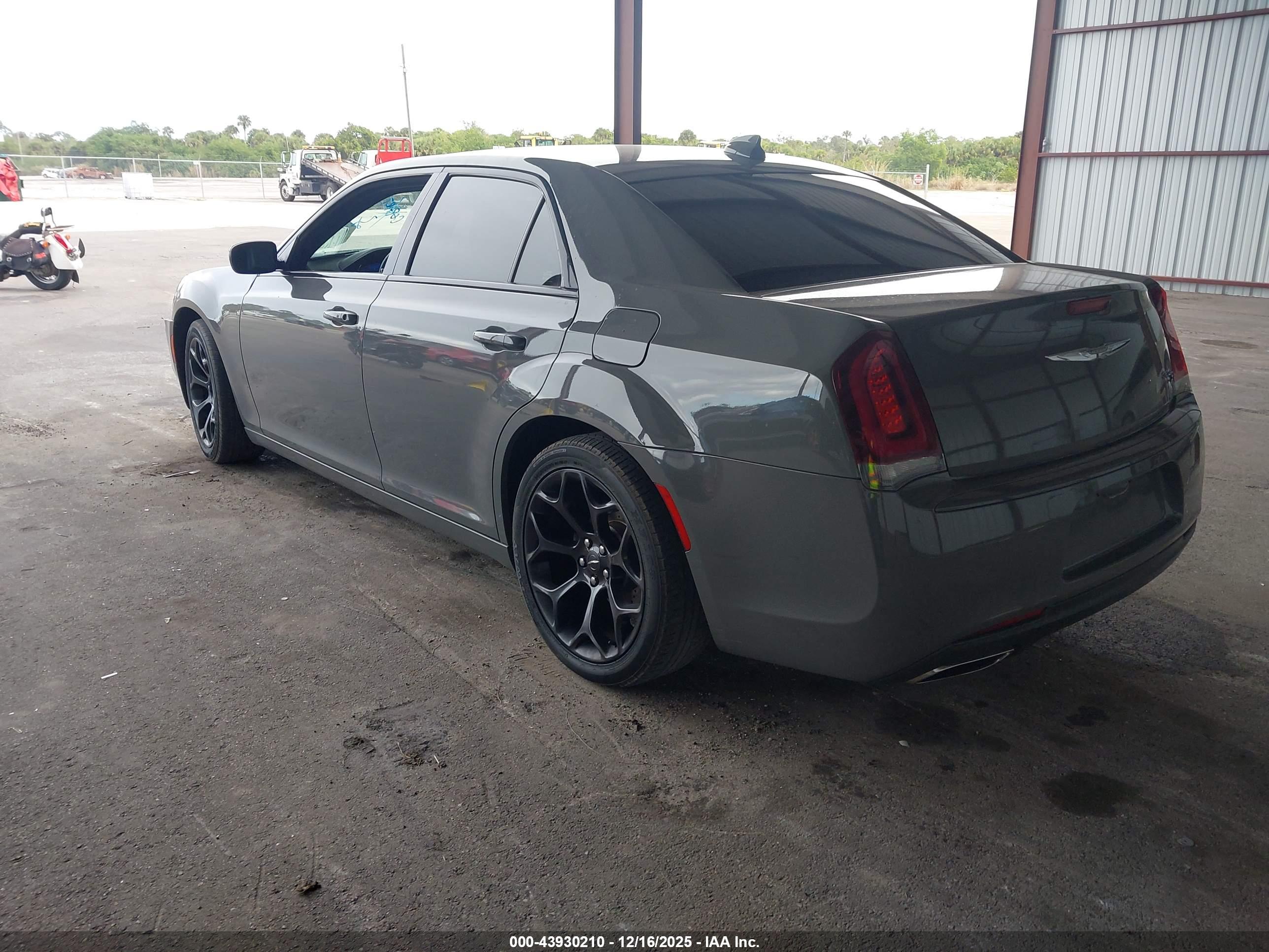 CHRYSLER 300 image 3