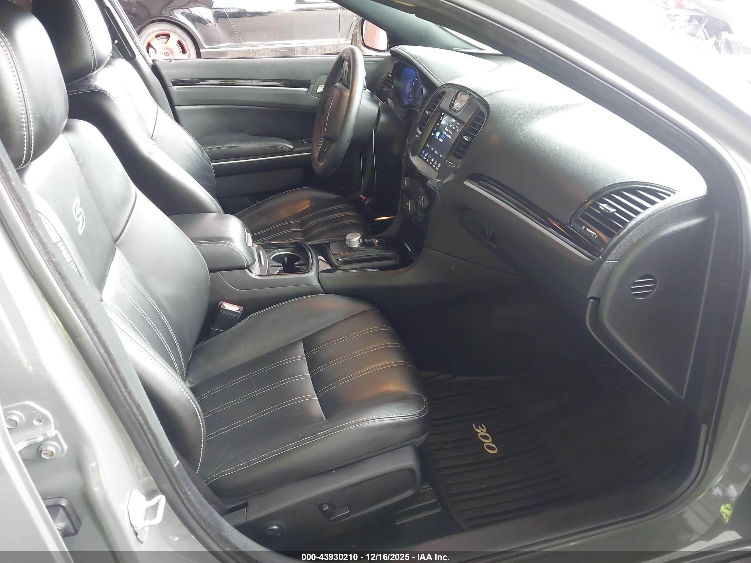CHRYSLER 300 image 5