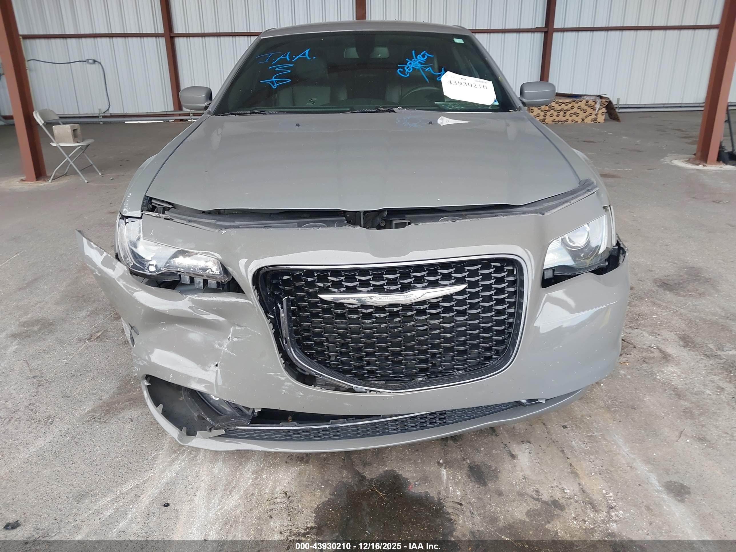 CHRYSLER 300 image 6