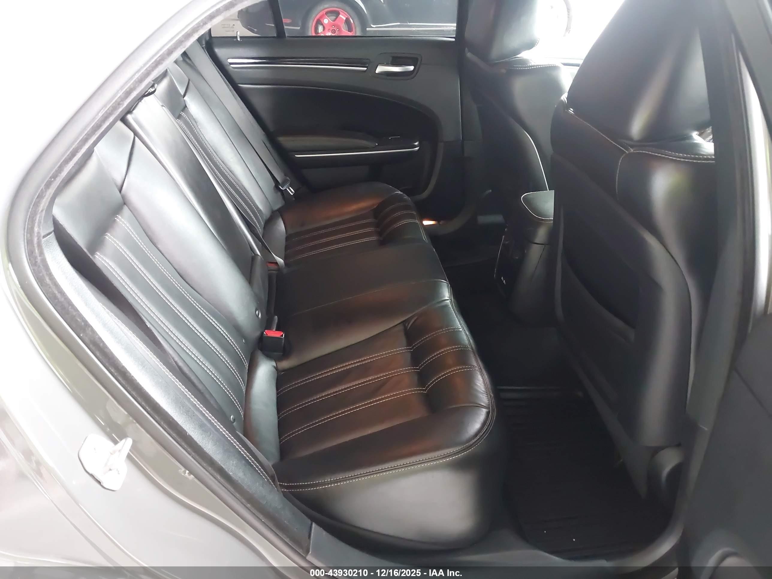 CHRYSLER 300 image 8