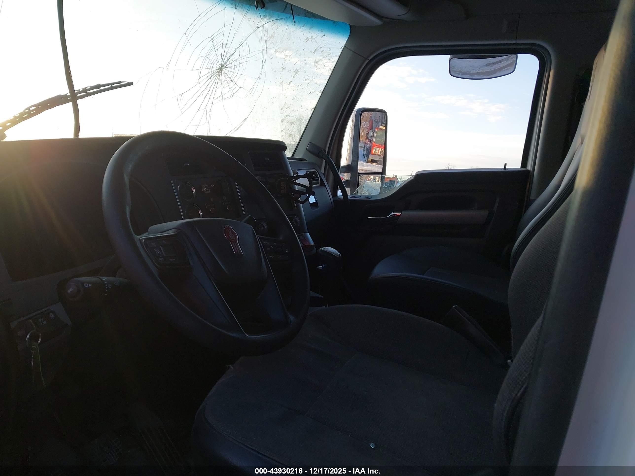 KENWORTH T880 image 8