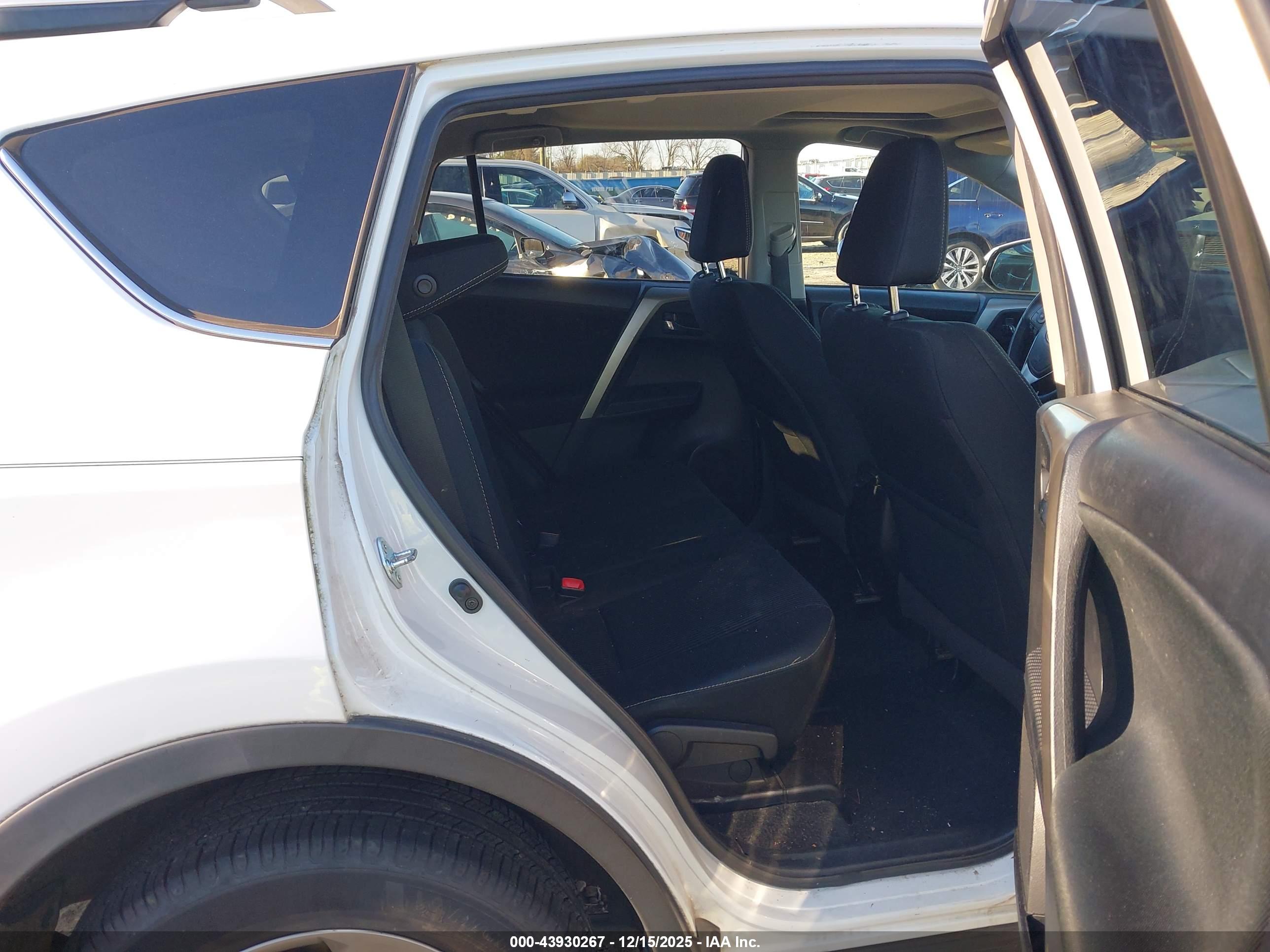 TOYOTA RAV4 image 8