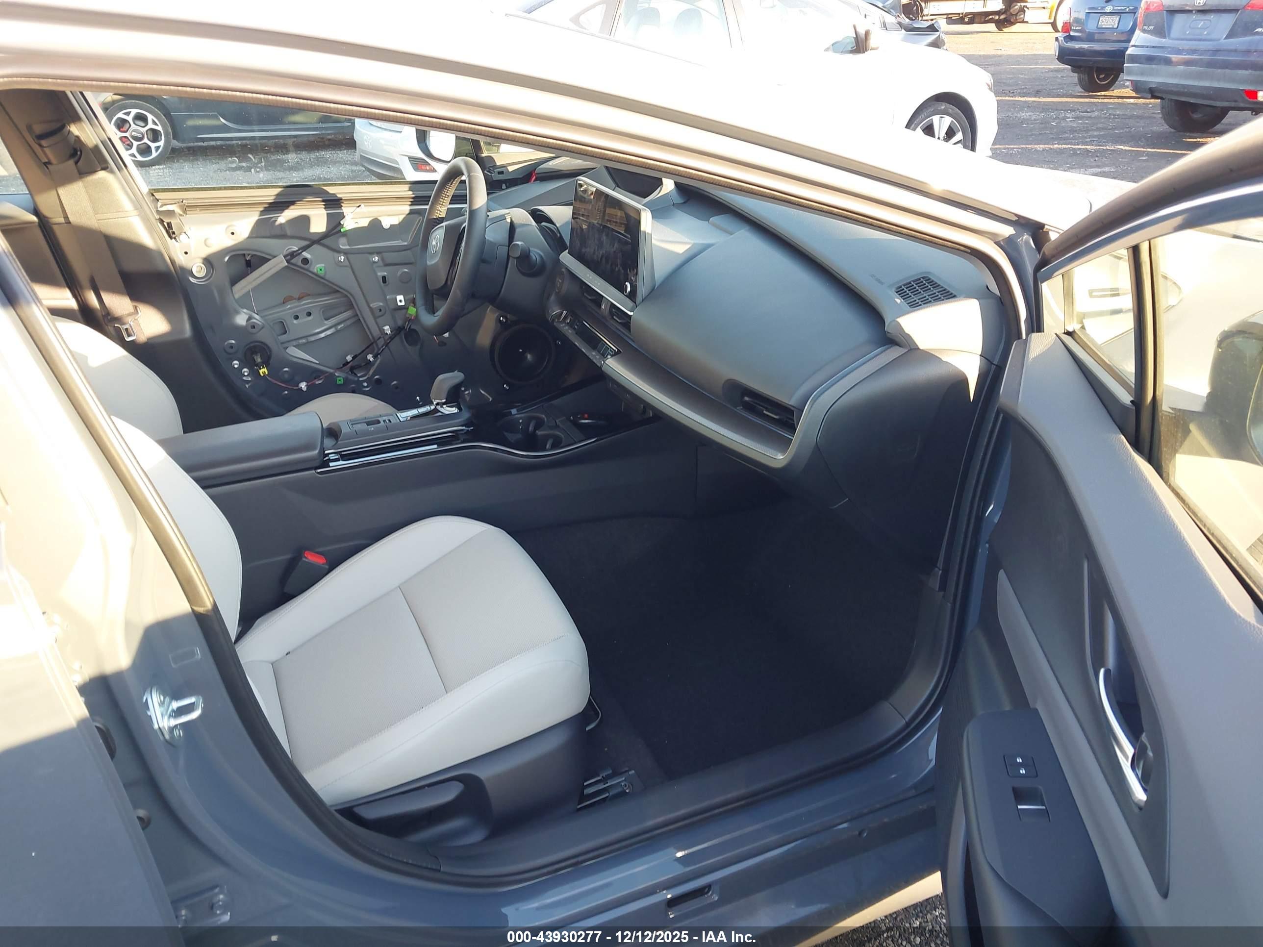 TOYOTA PRIUS image 5