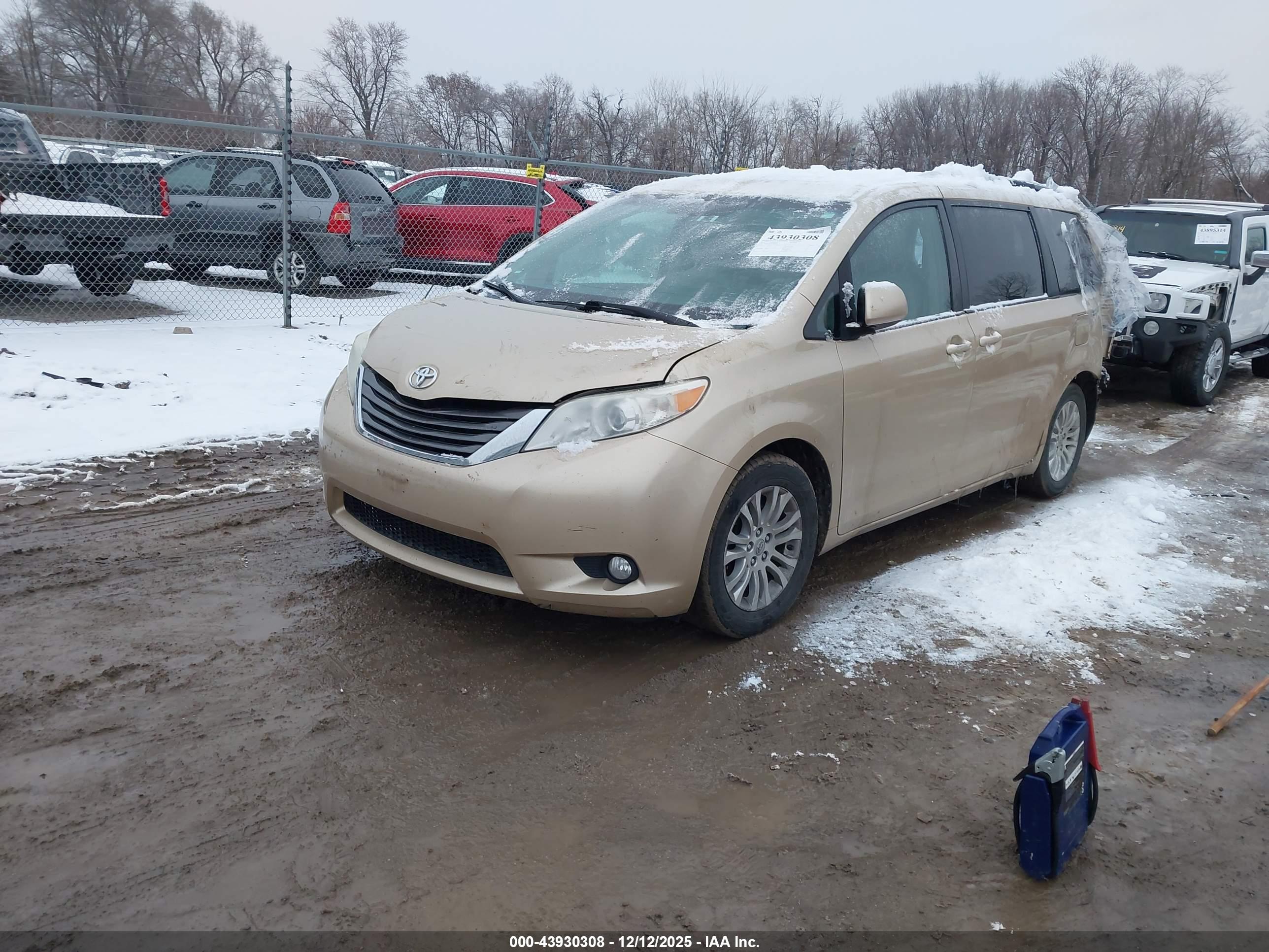 TOYOTA SIENNA image 2