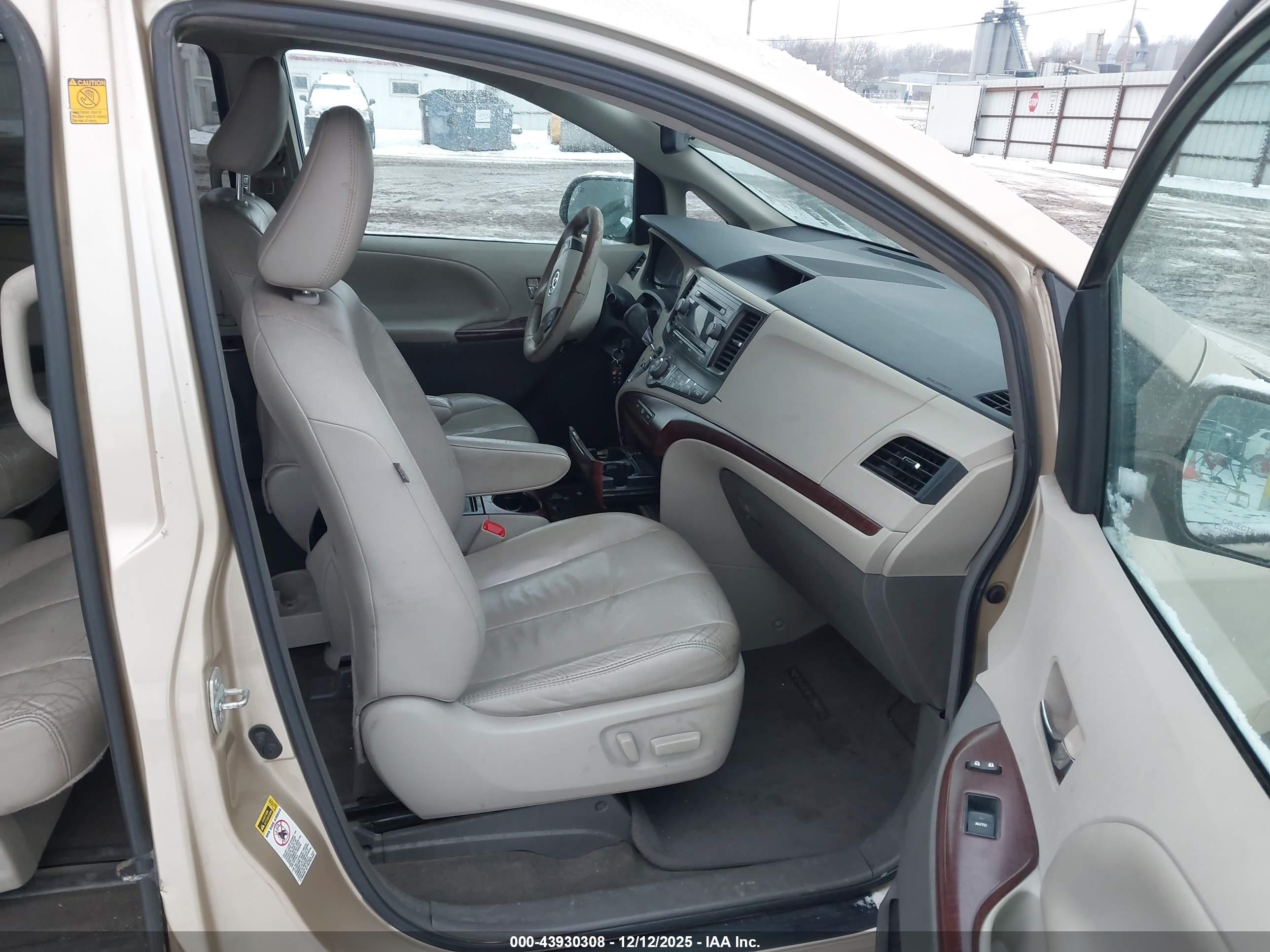 TOYOTA SIENNA image 5