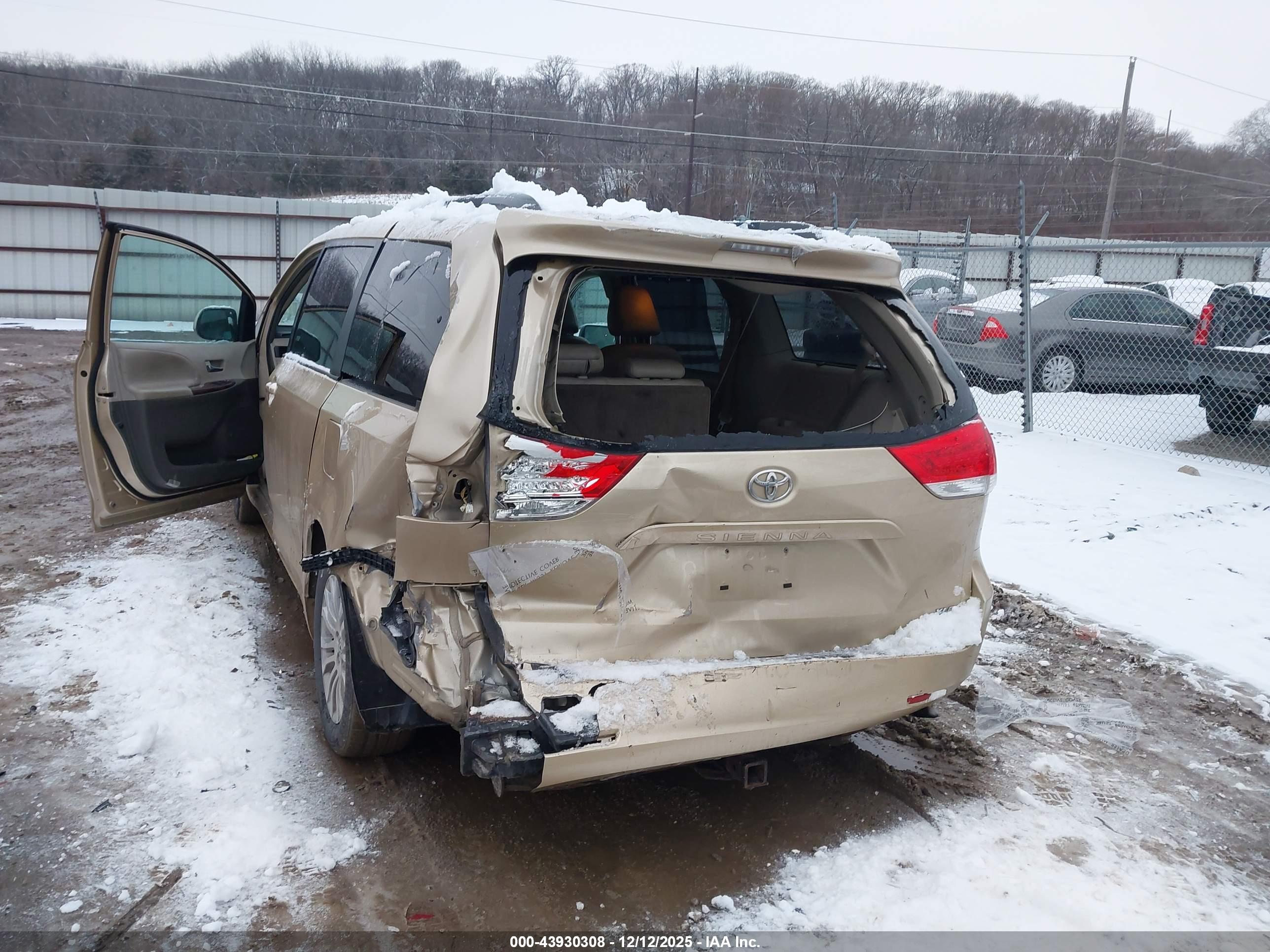 TOYOTA SIENNA image 6