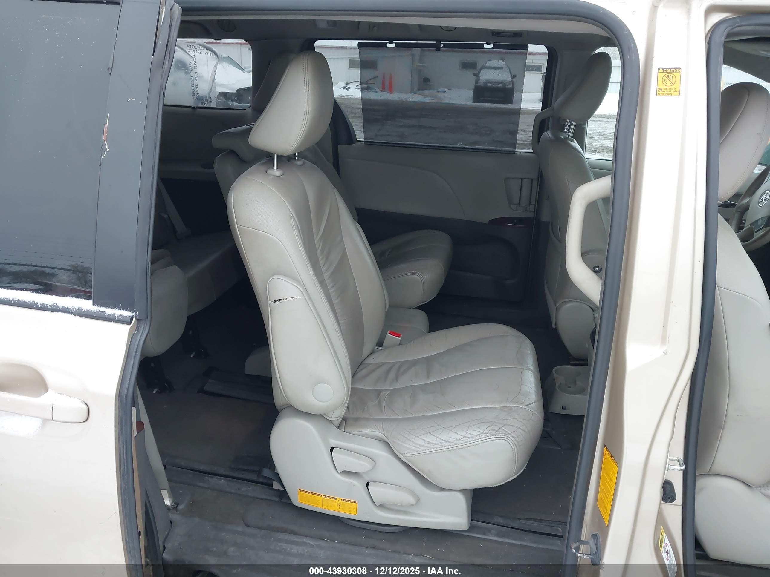 TOYOTA SIENNA image 8