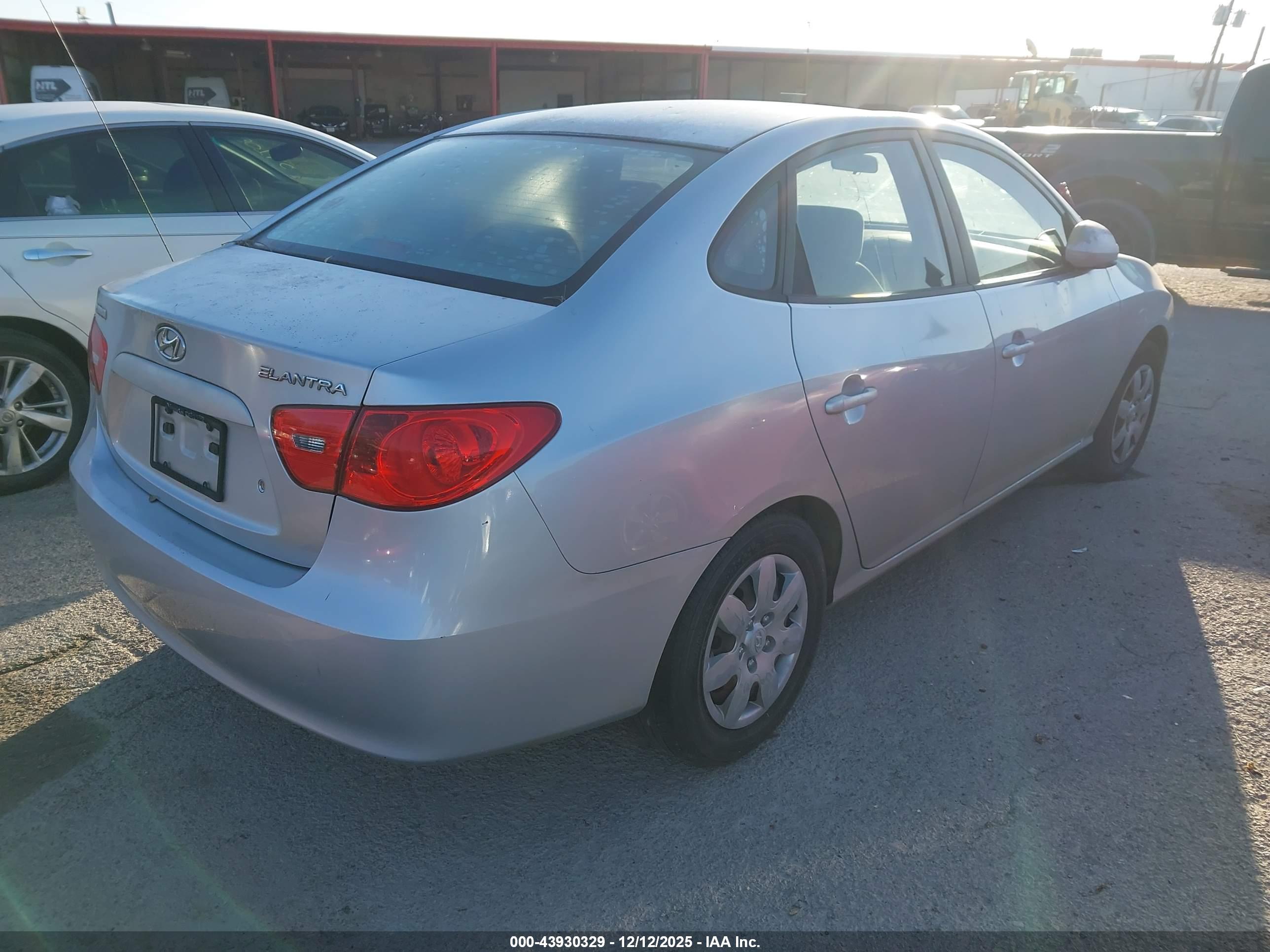 HYUNDAI ELANTRA image 4