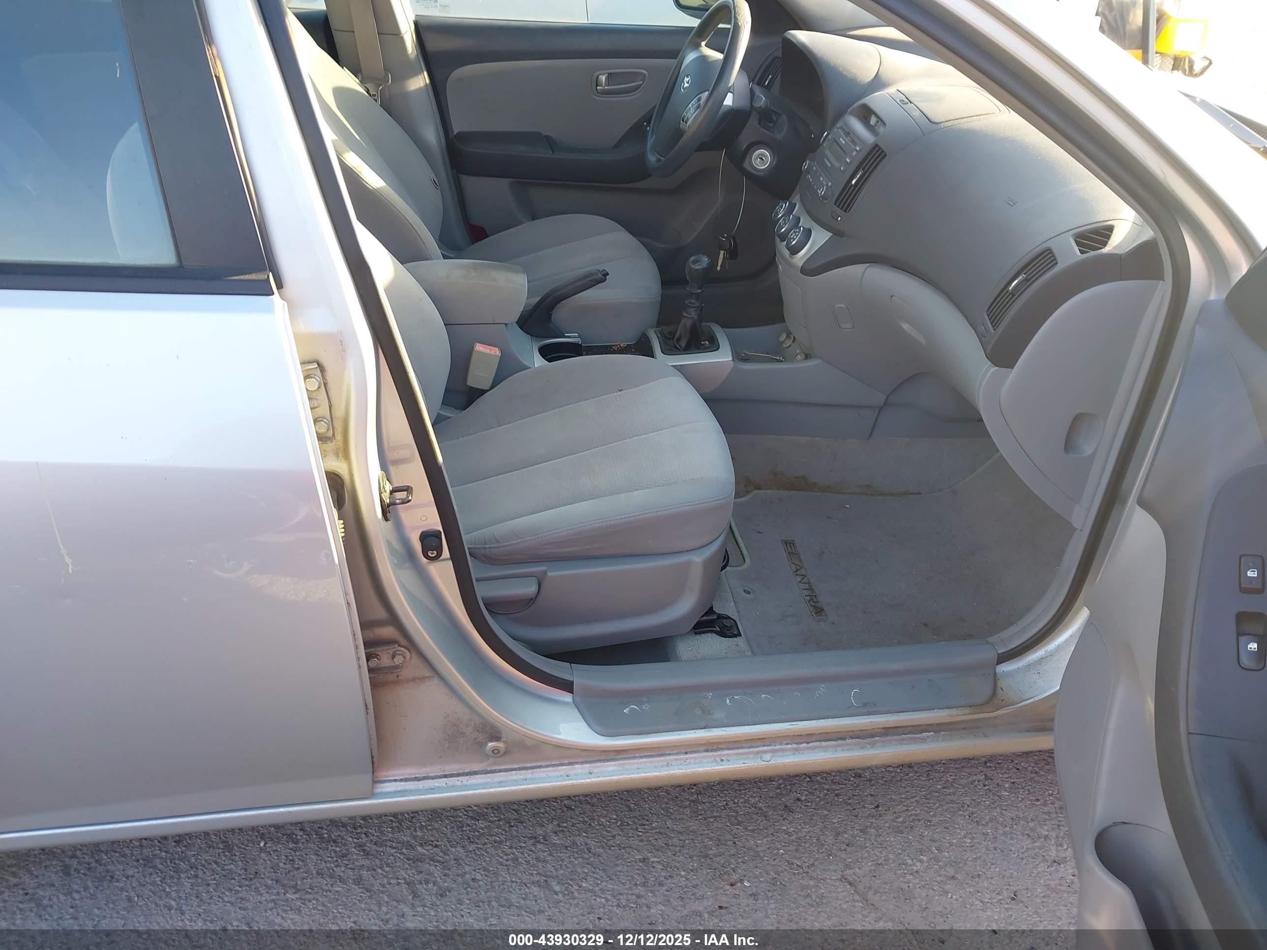 HYUNDAI ELANTRA image 5