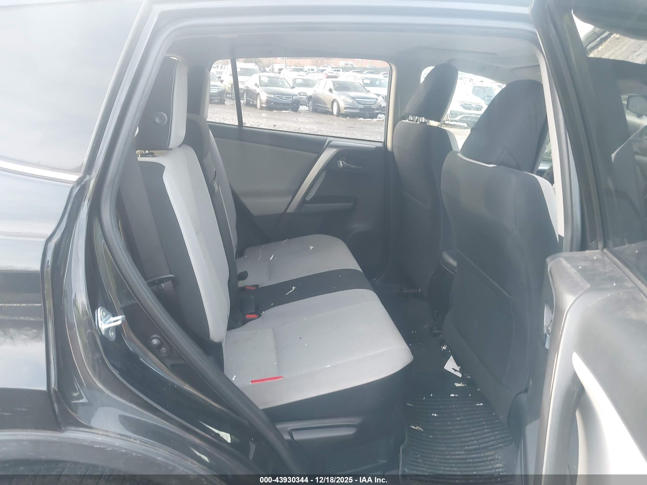 TOYOTA RAV4 image 8
