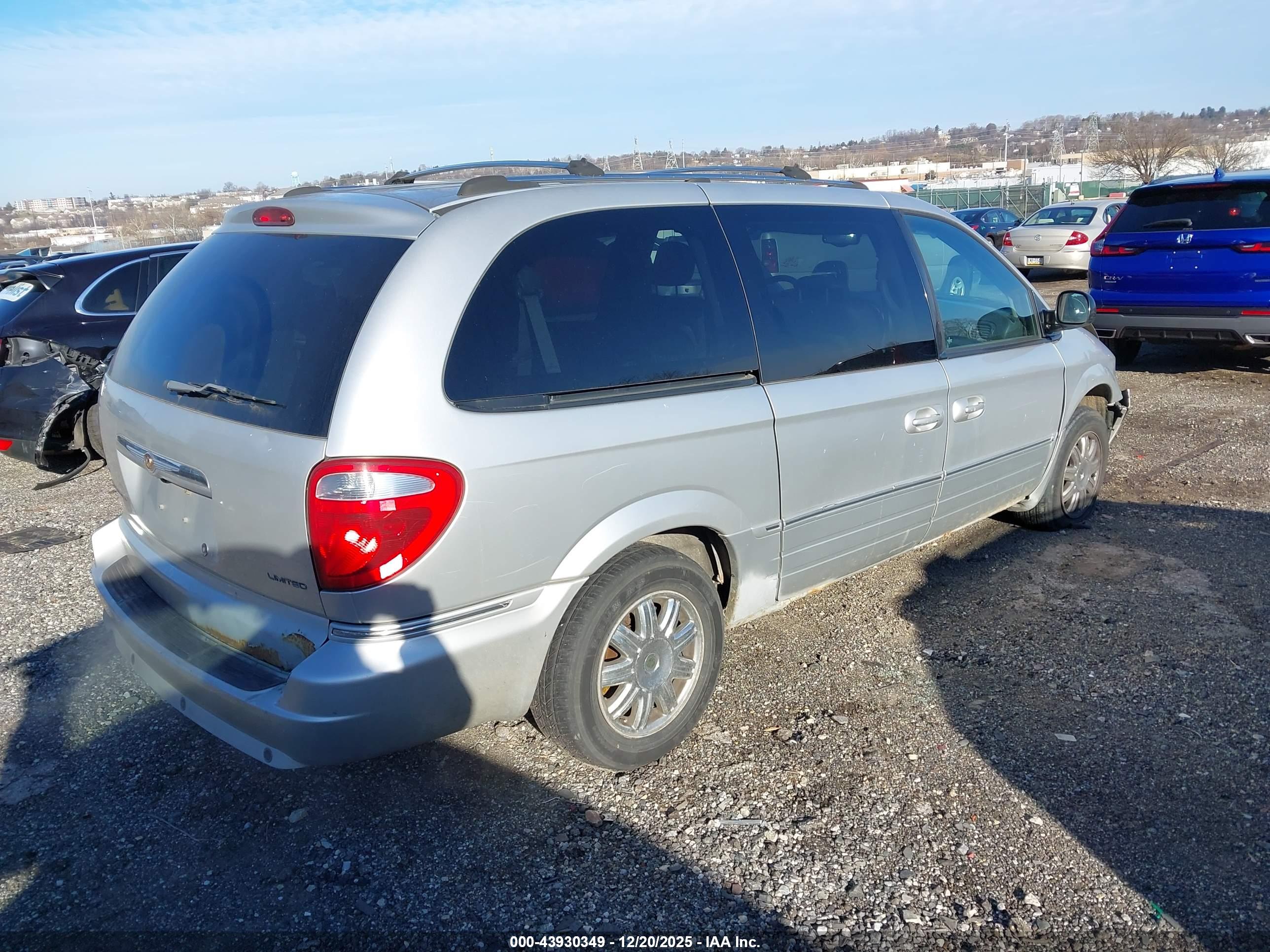 CHRYSLER TOWN image 4