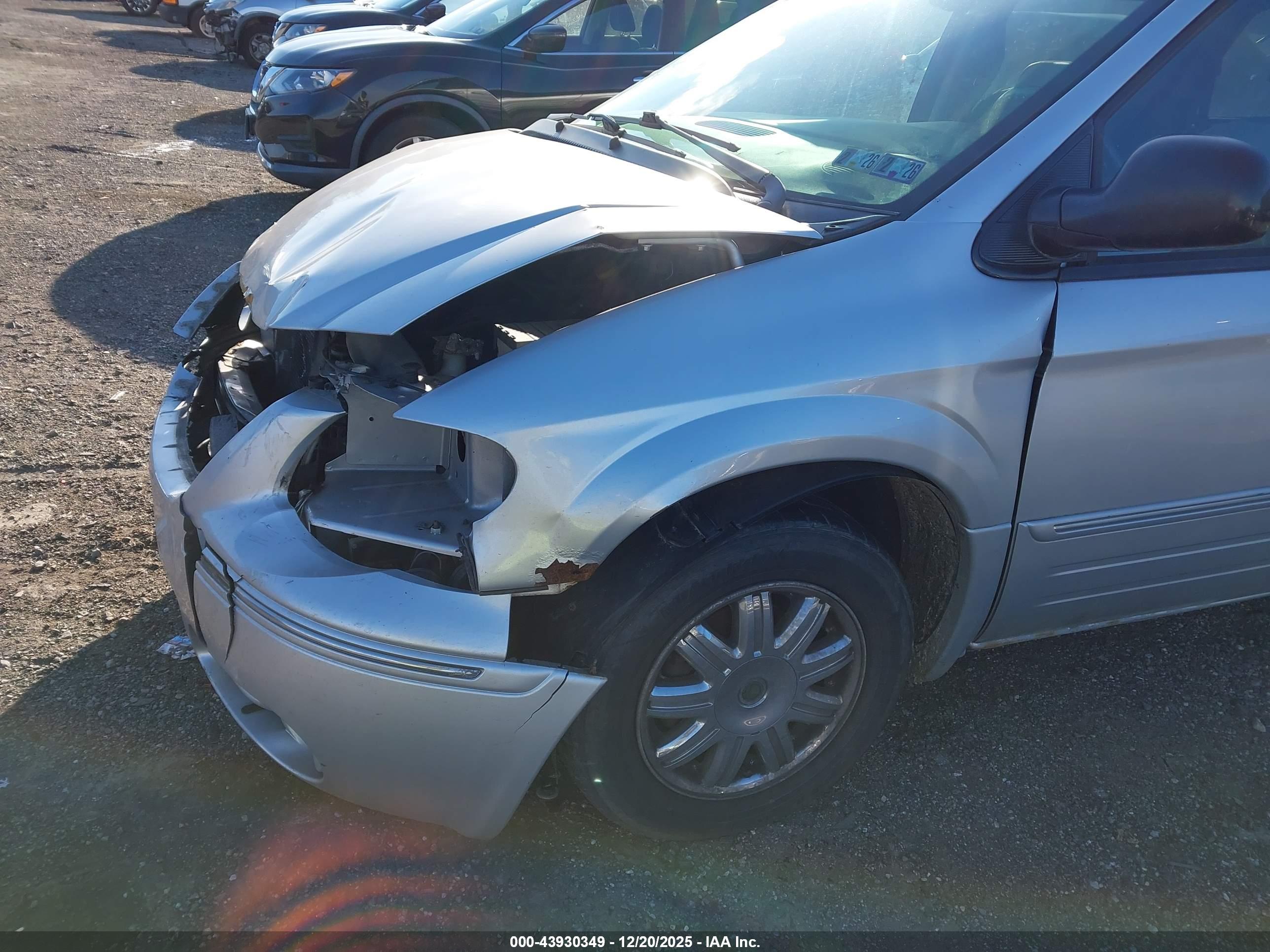 CHRYSLER TOWN image 6