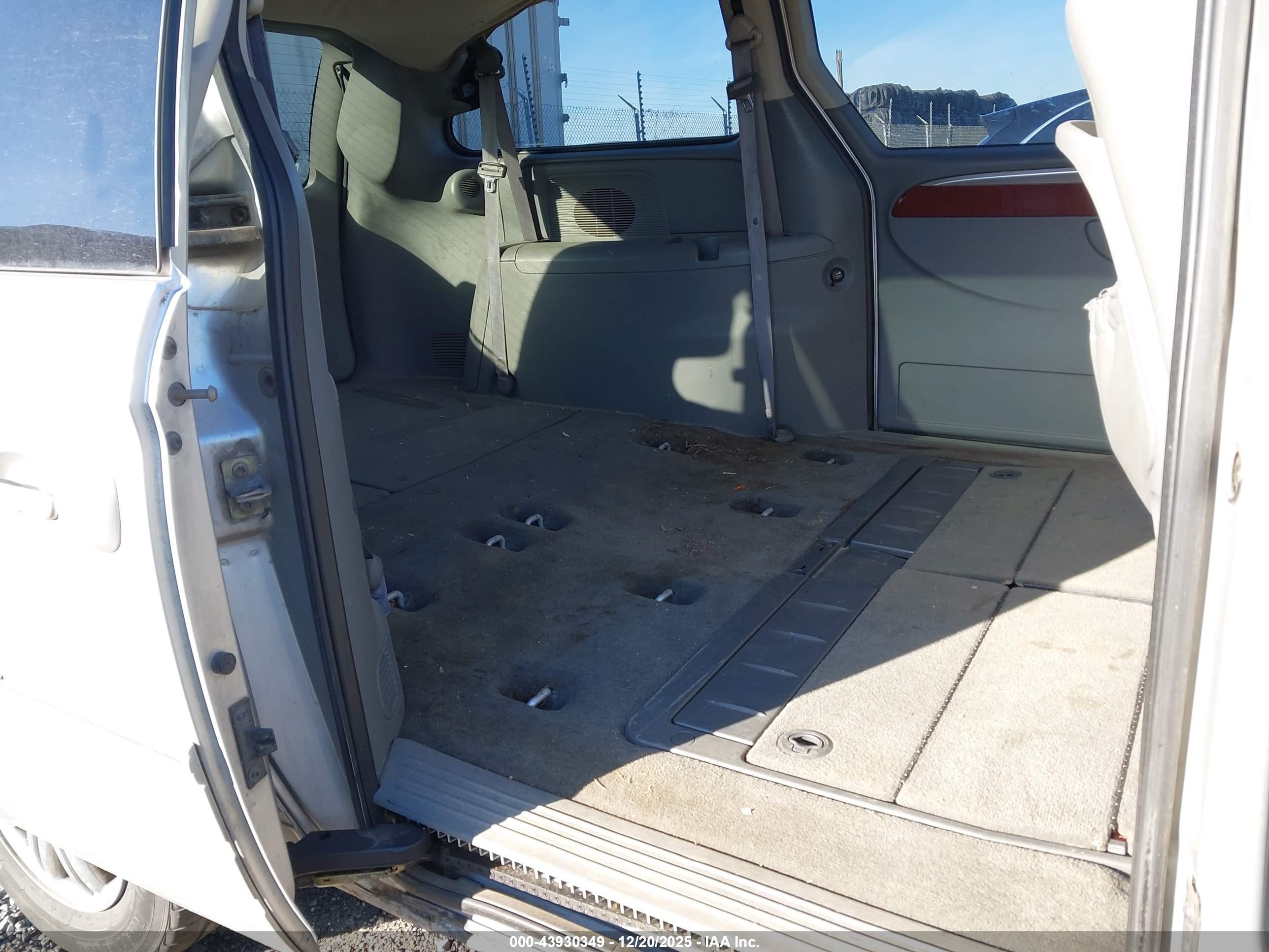 CHRYSLER TOWN image 8