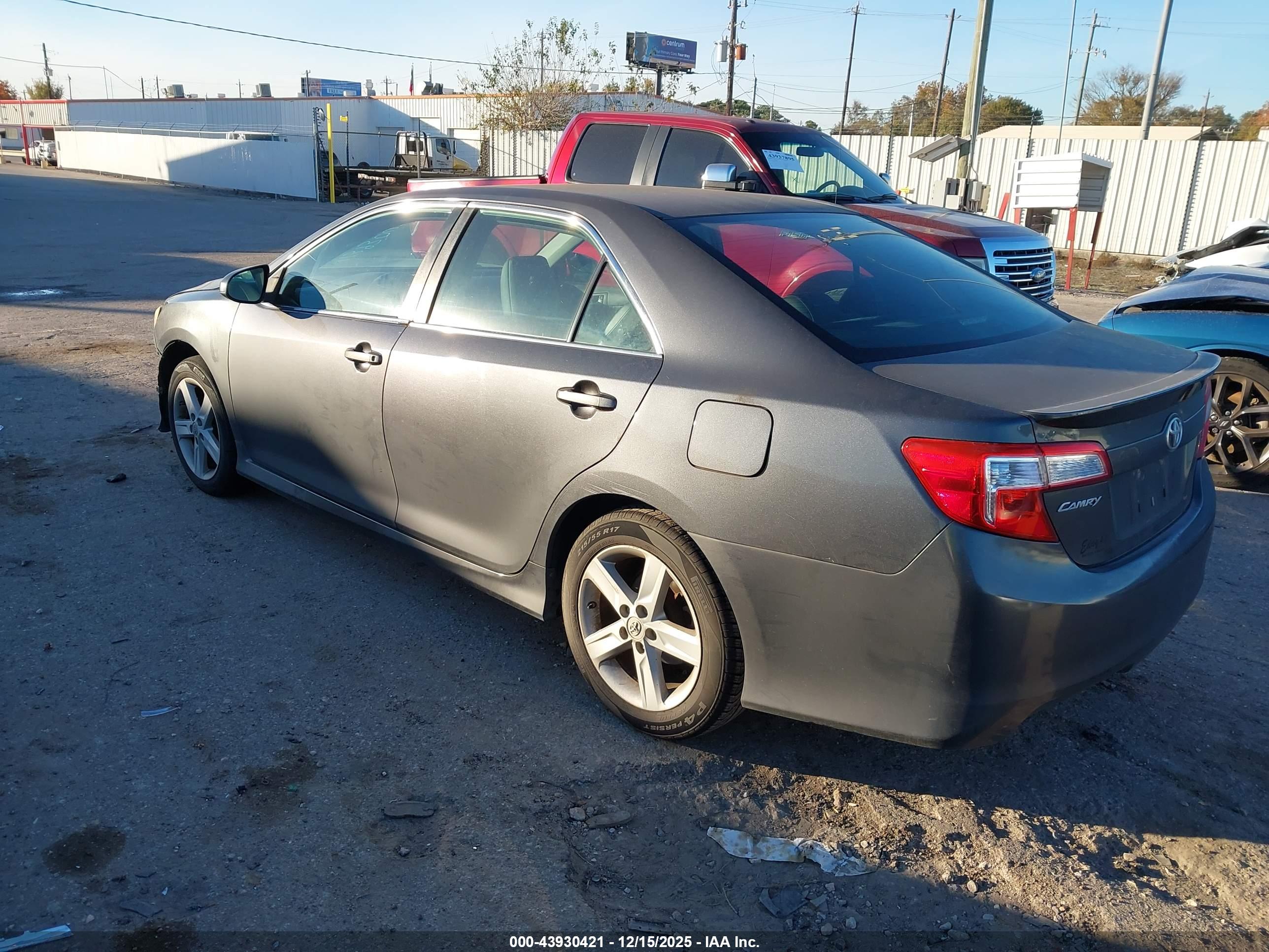 TOYOTA CAMRY image 3