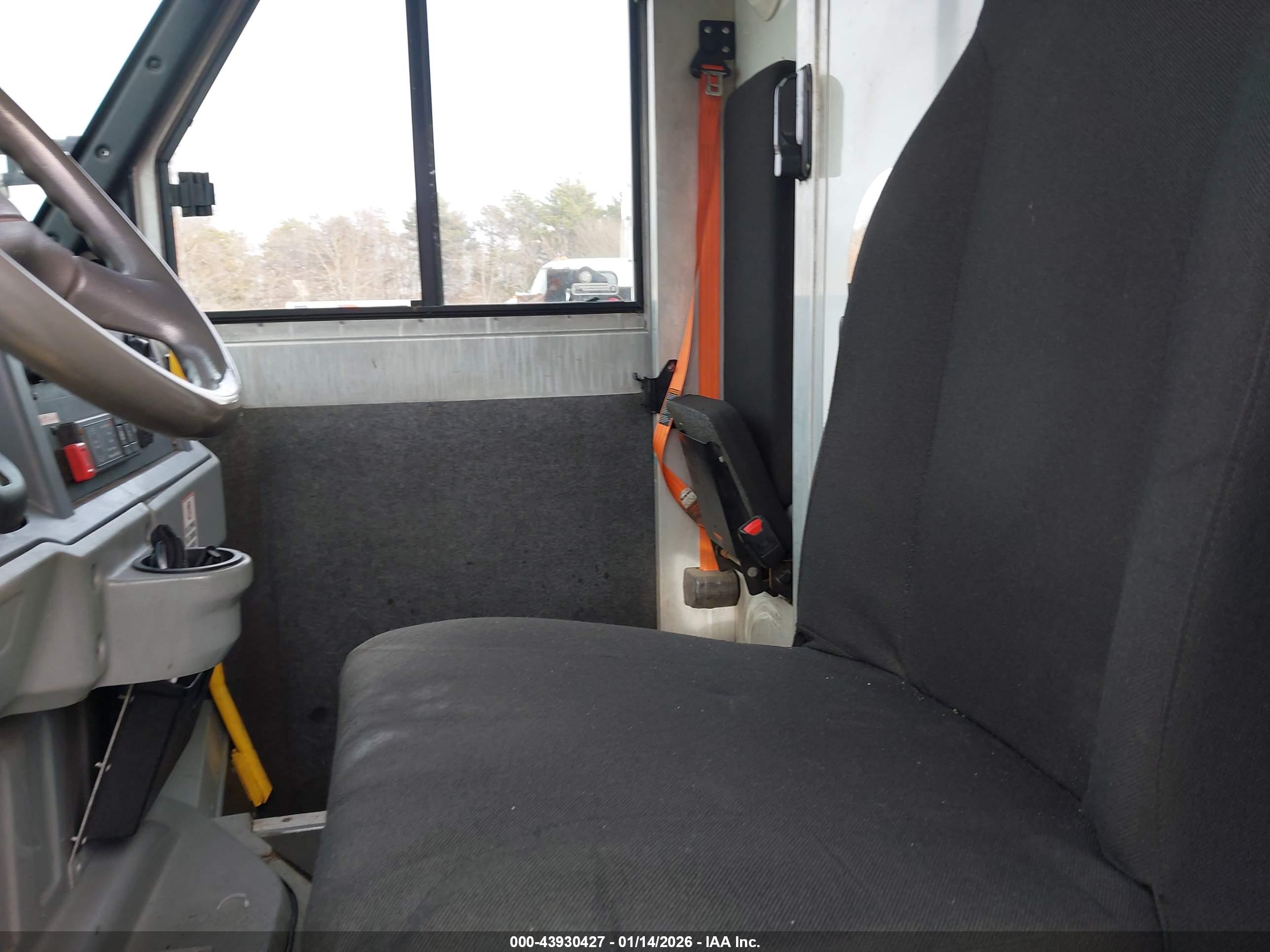 ISUZU REACH image 7