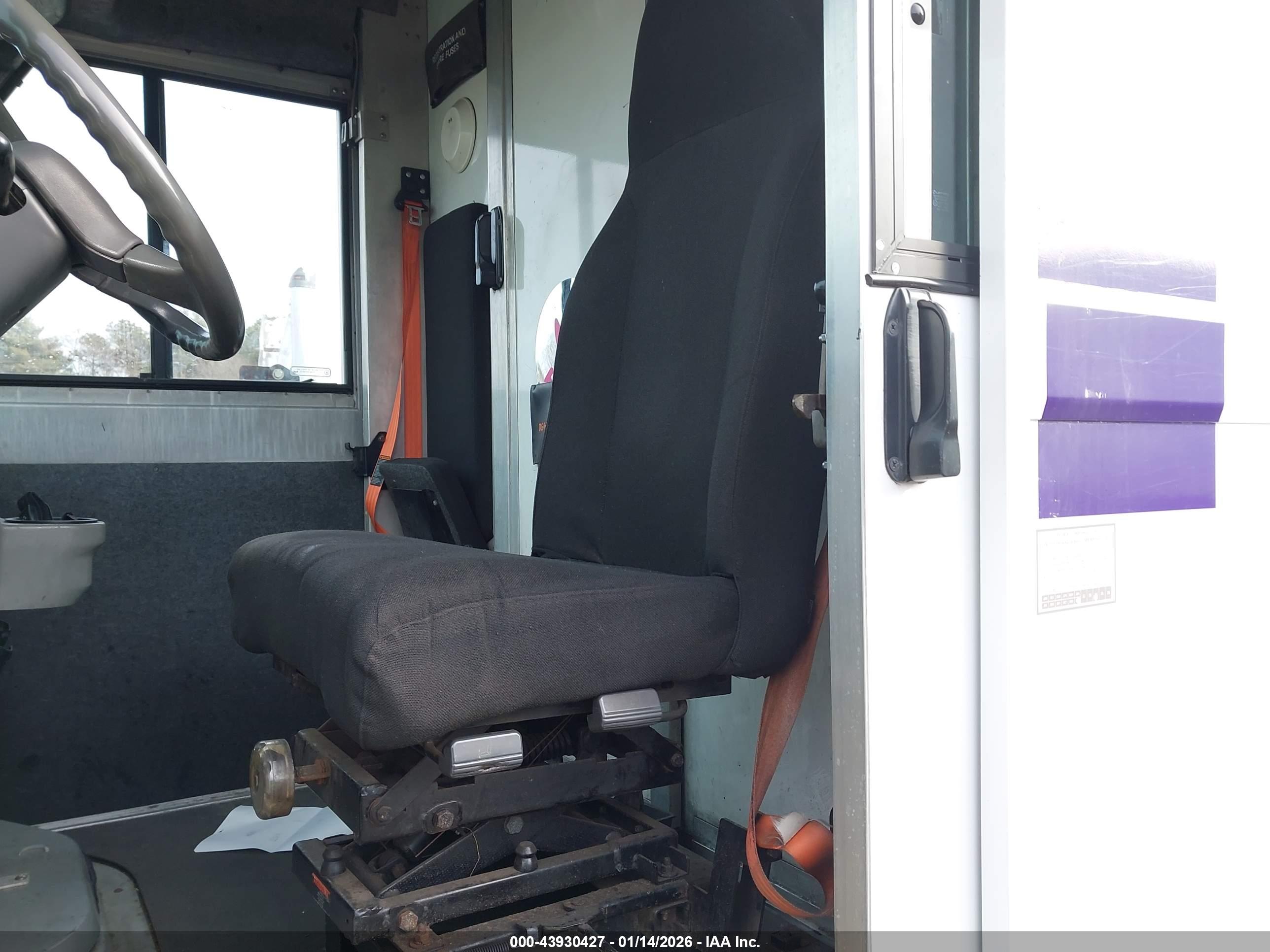 ISUZU REACH image 8