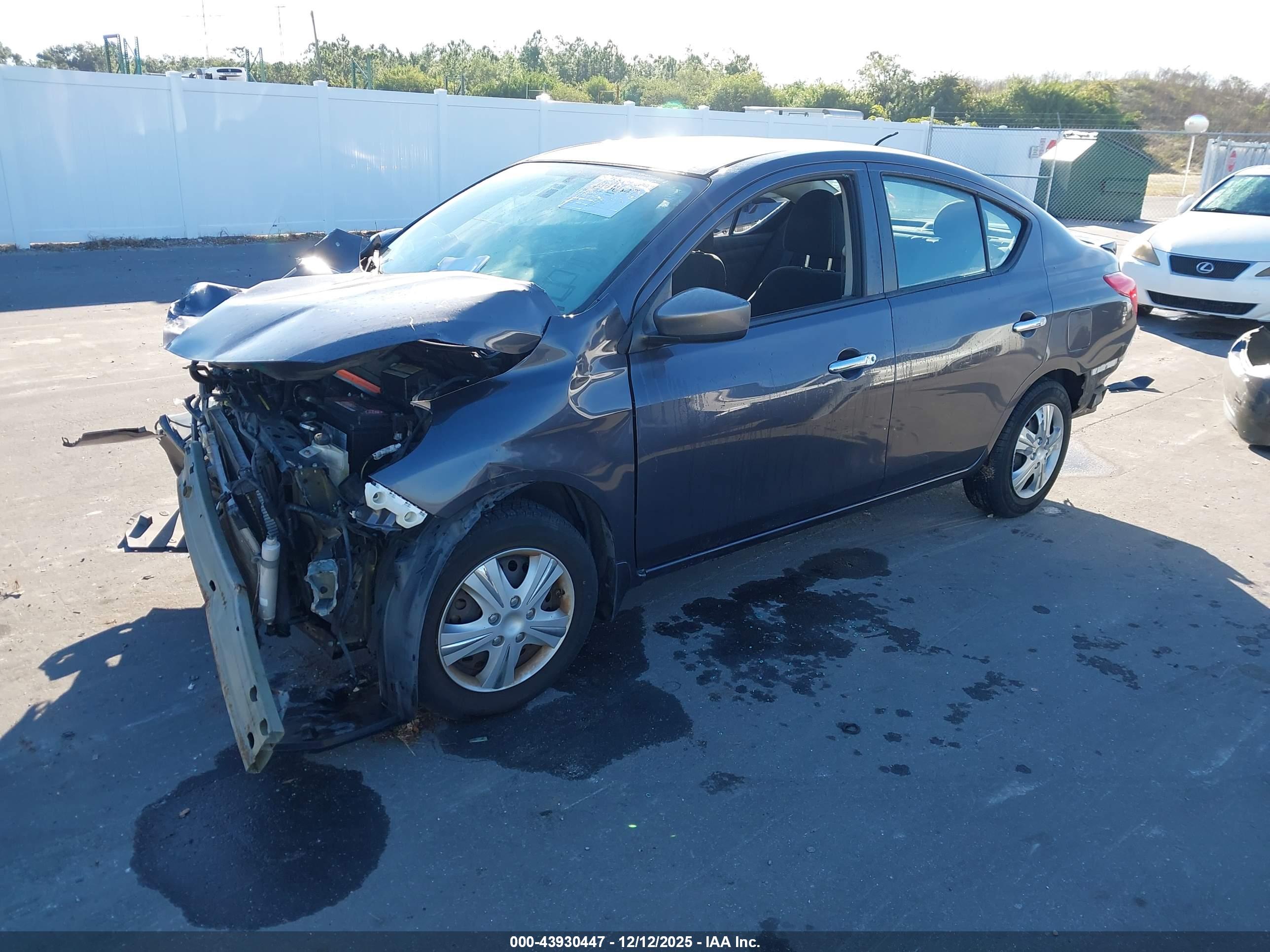 NISSAN VERSA image 2