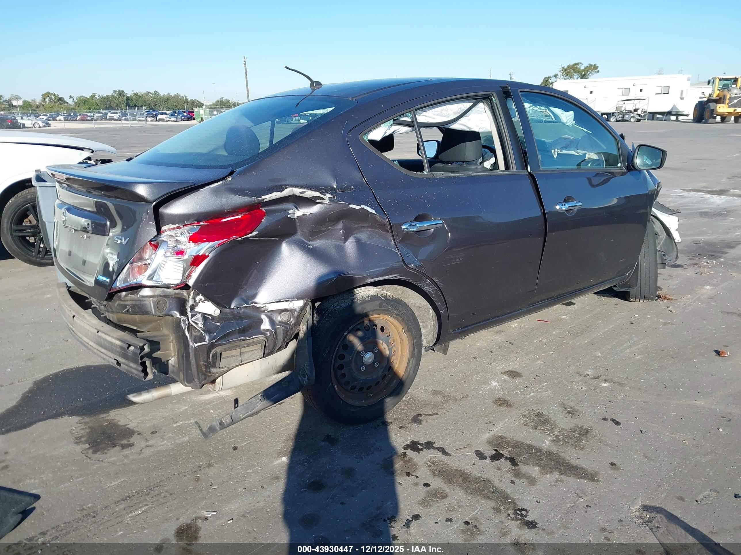 NISSAN VERSA image 4