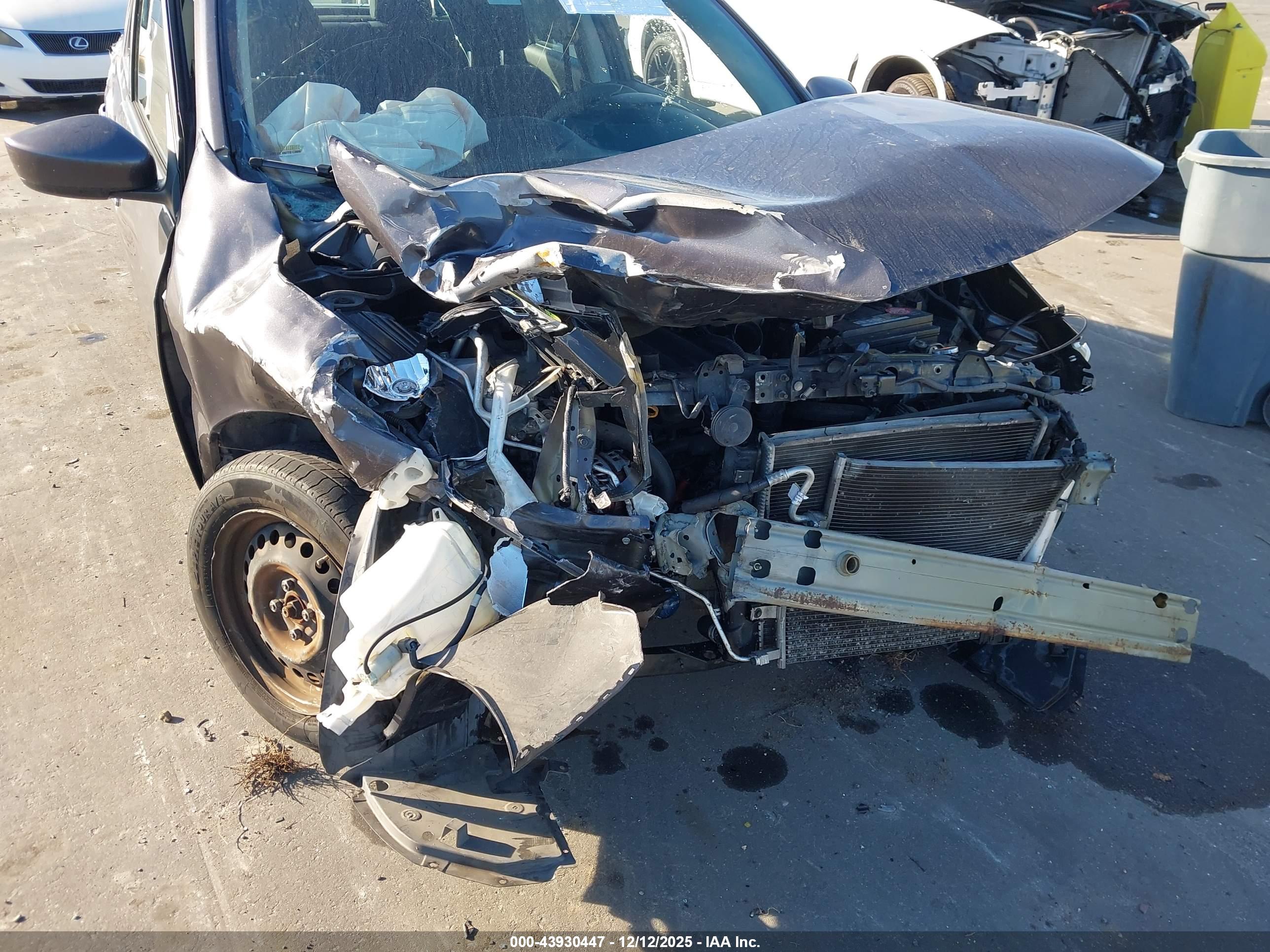 NISSAN VERSA image 6