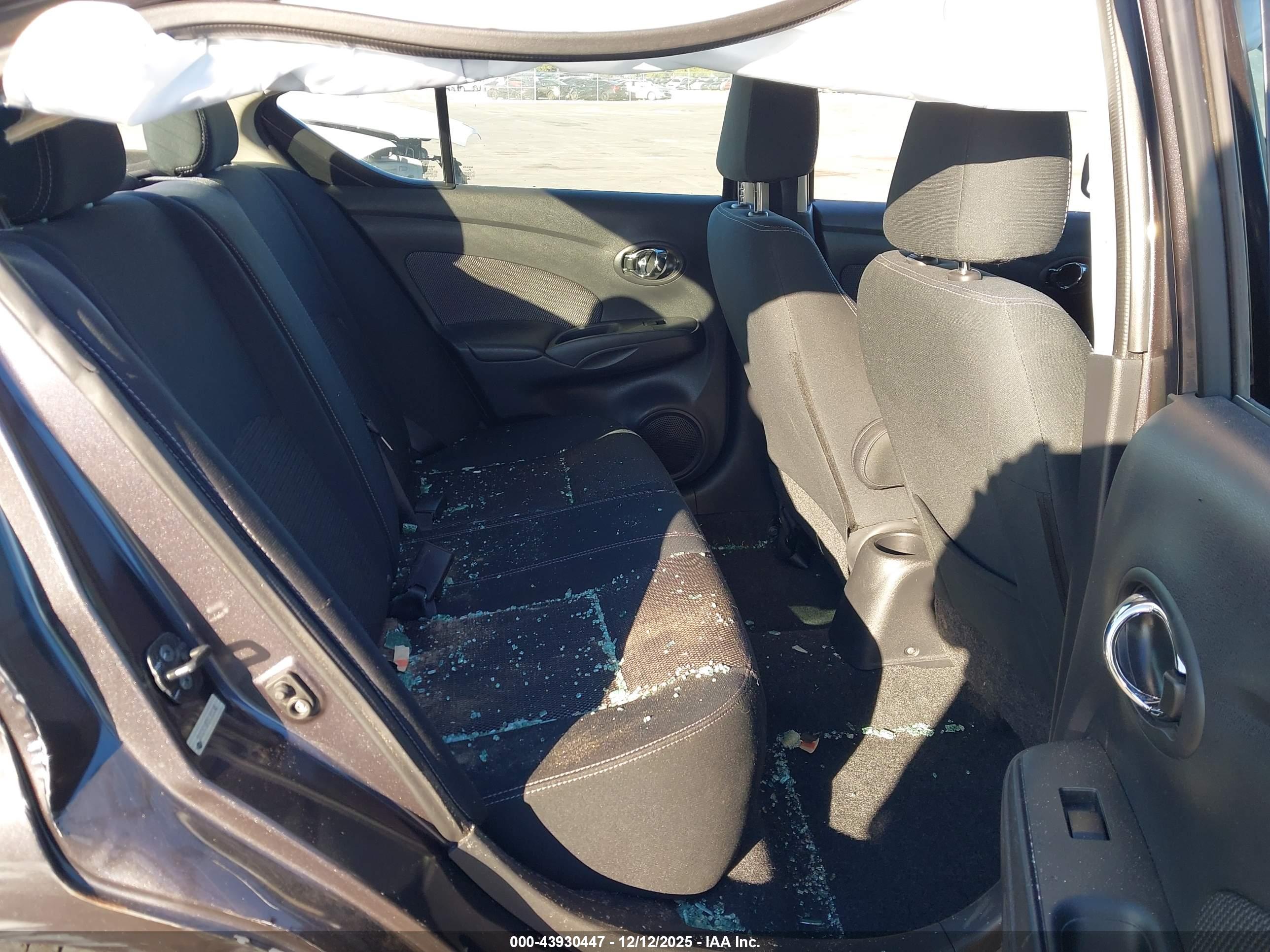 NISSAN VERSA image 8
