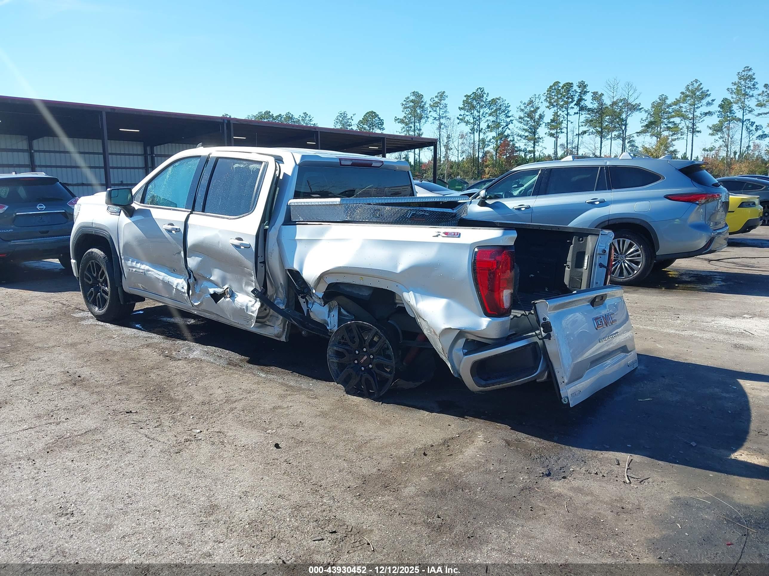 GMC SIERRA image 3