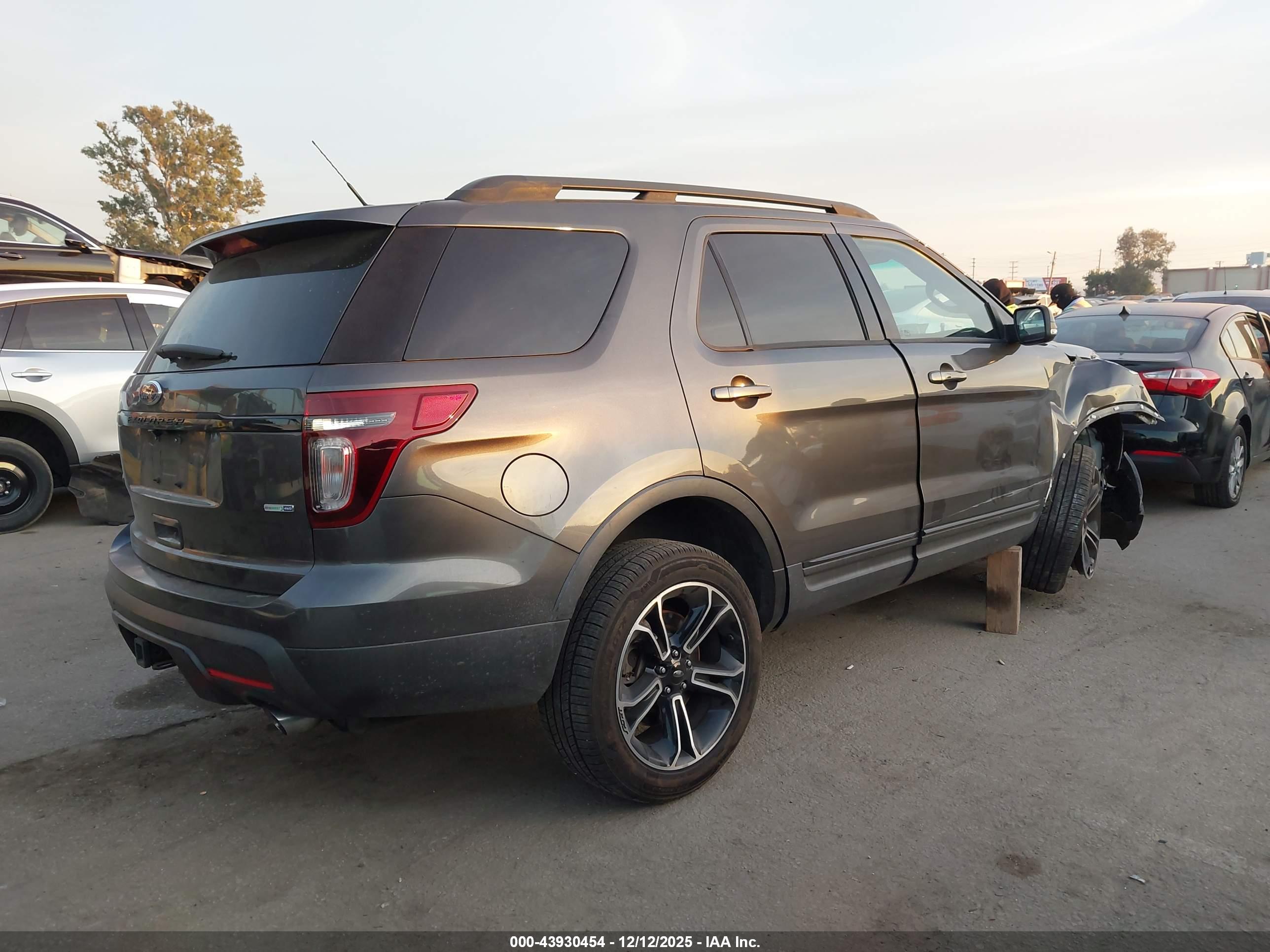 FORD EXPLORER image 4