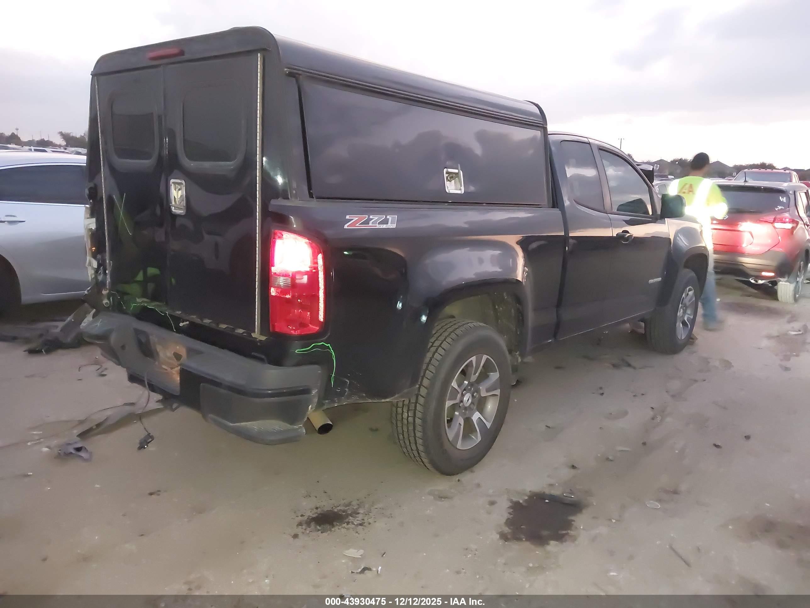 CHEVROLET COLORADO image 4