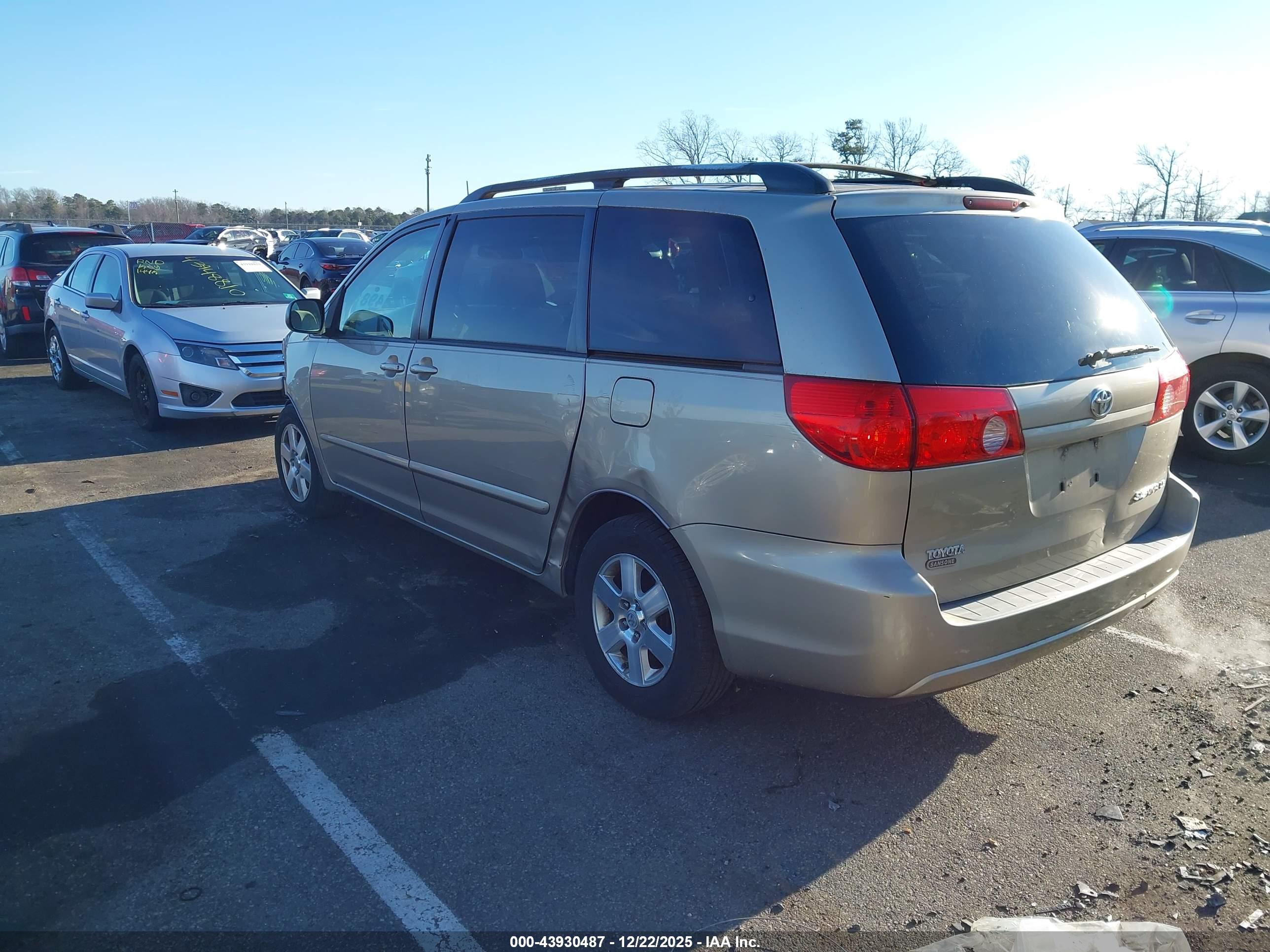 TOYOTA SIENNA image 3