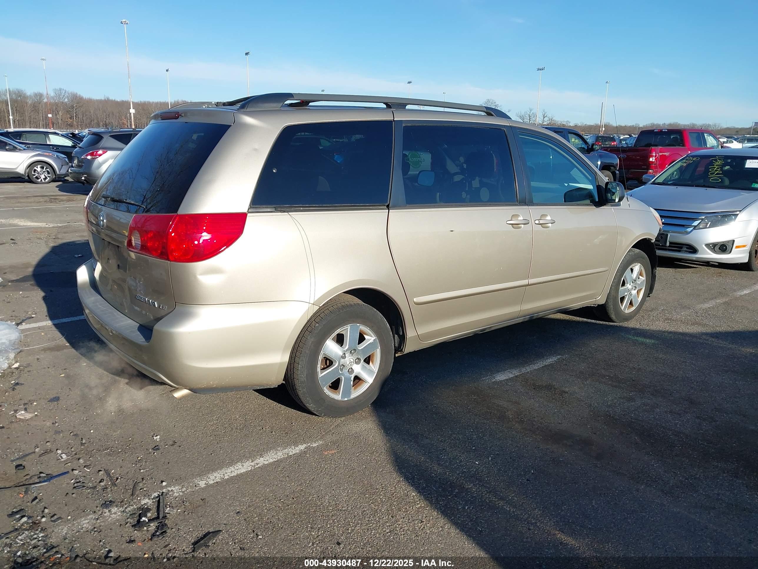 TOYOTA SIENNA image 4
