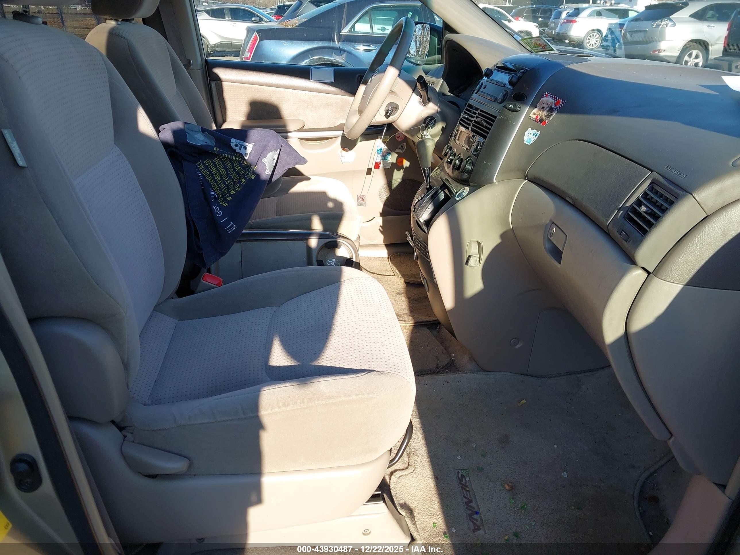 TOYOTA SIENNA image 5