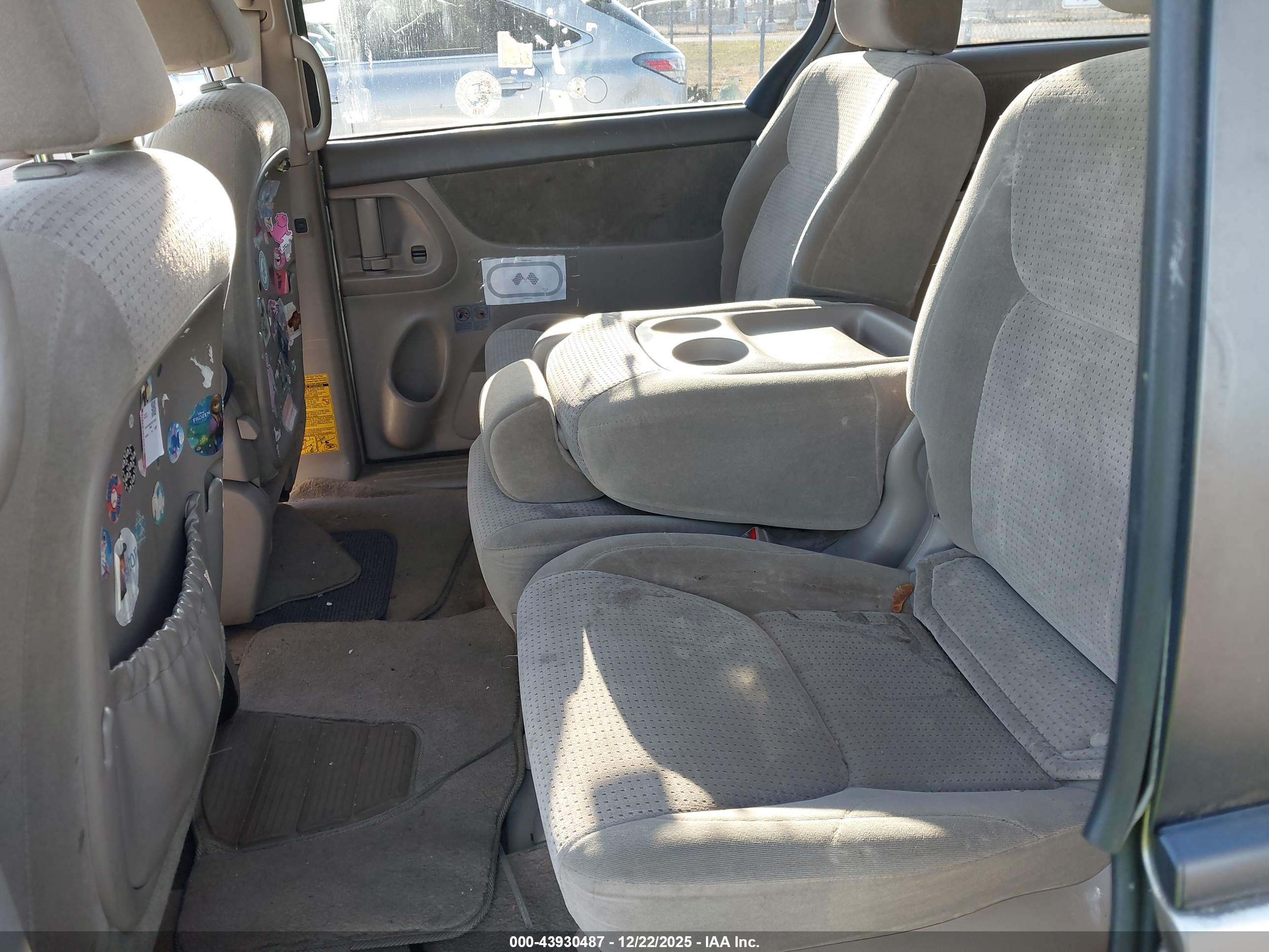 TOYOTA SIENNA image 8