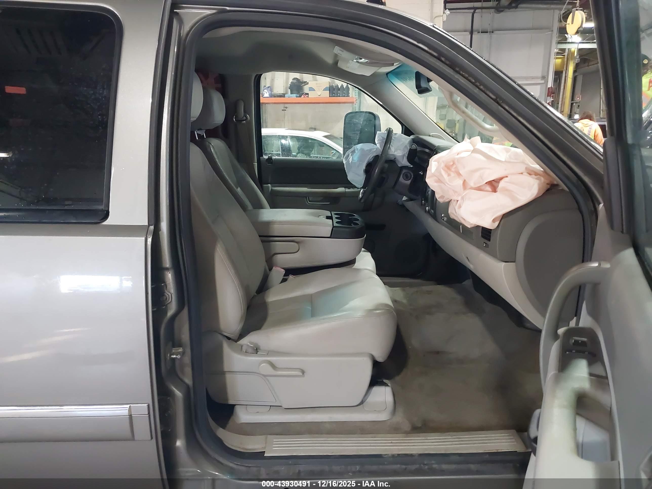 CHEVROLET SILVERADO image 5