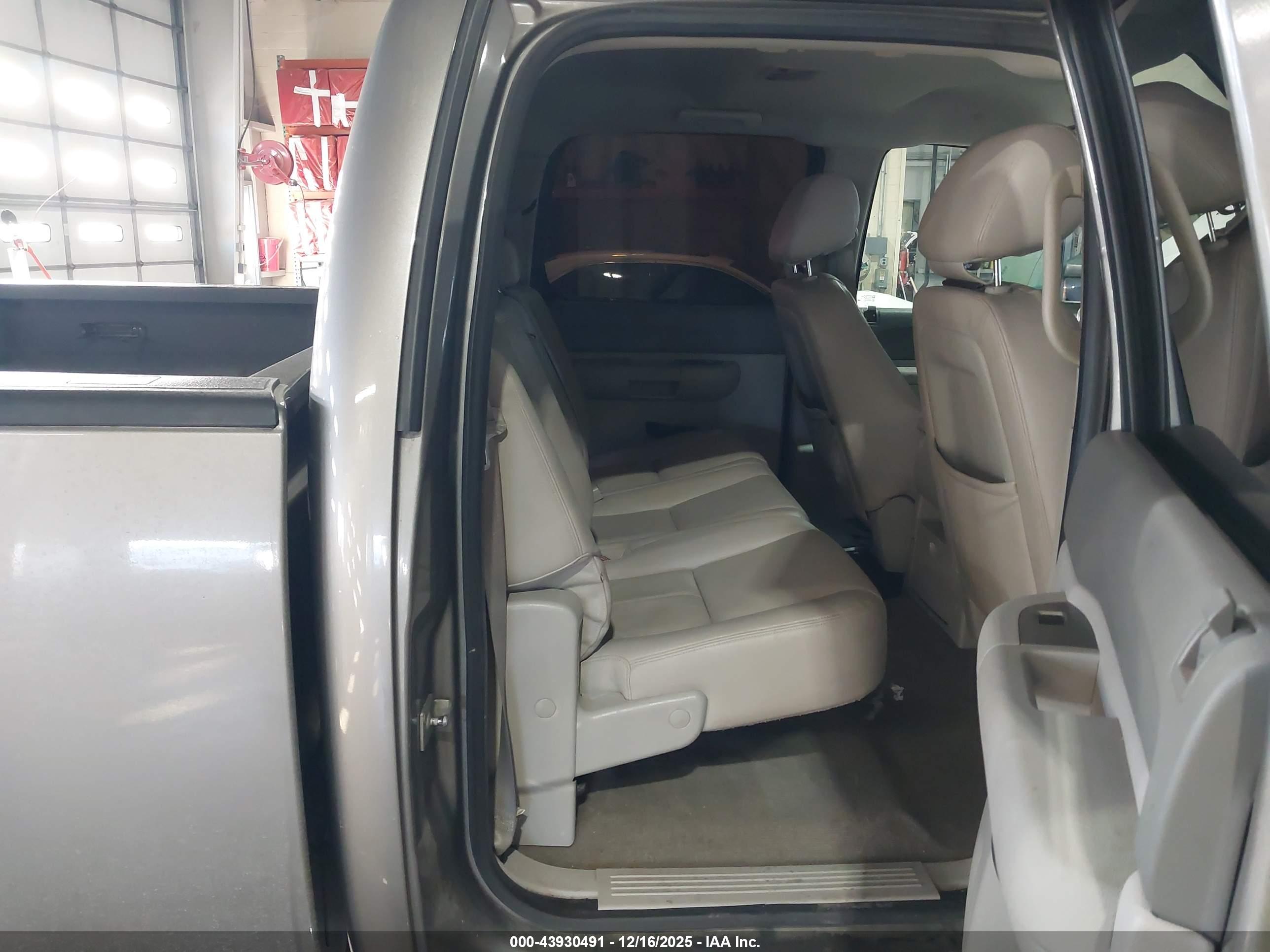 CHEVROLET SILVERADO image 8