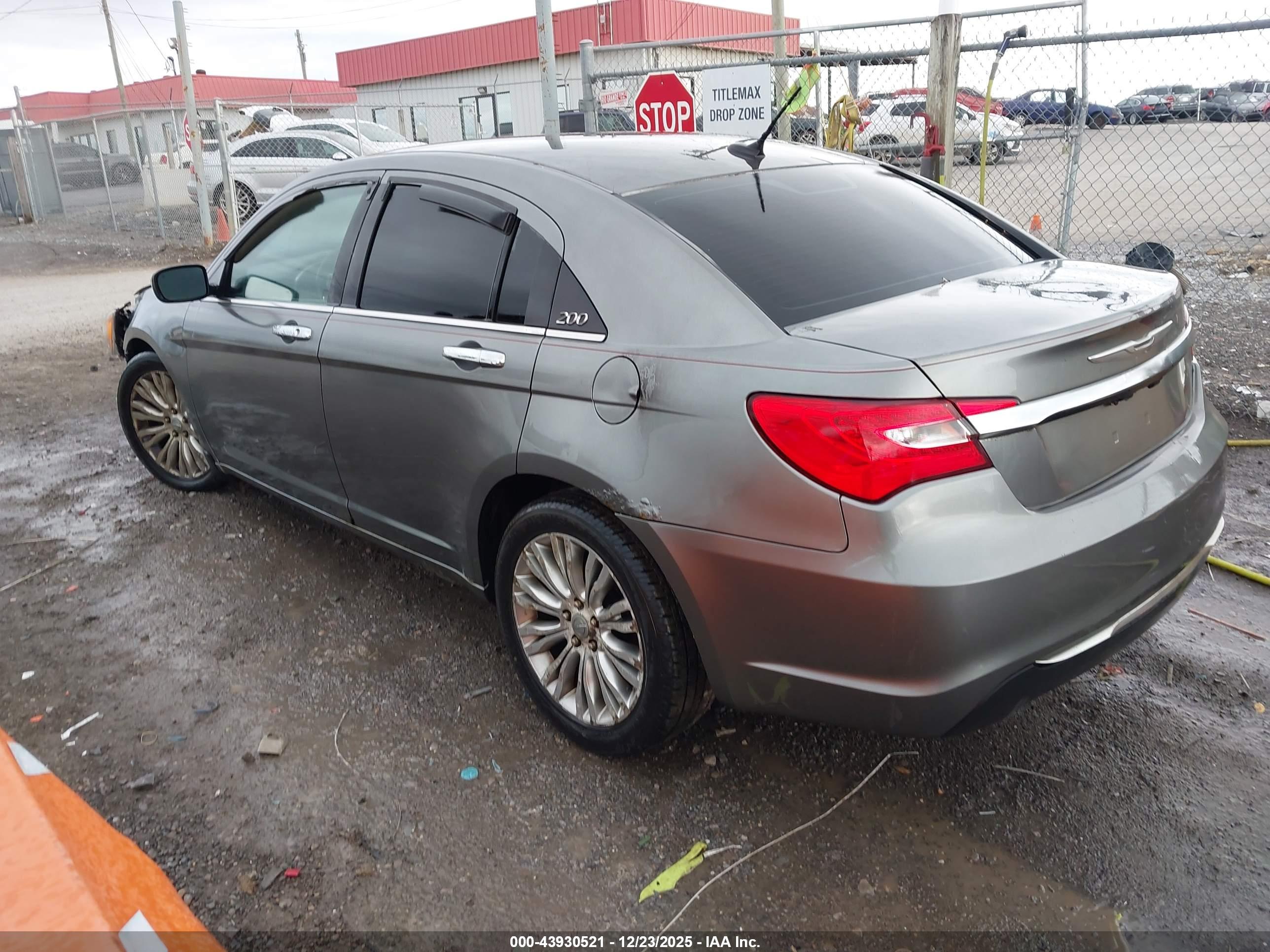 CHRYSLER 200 image 3