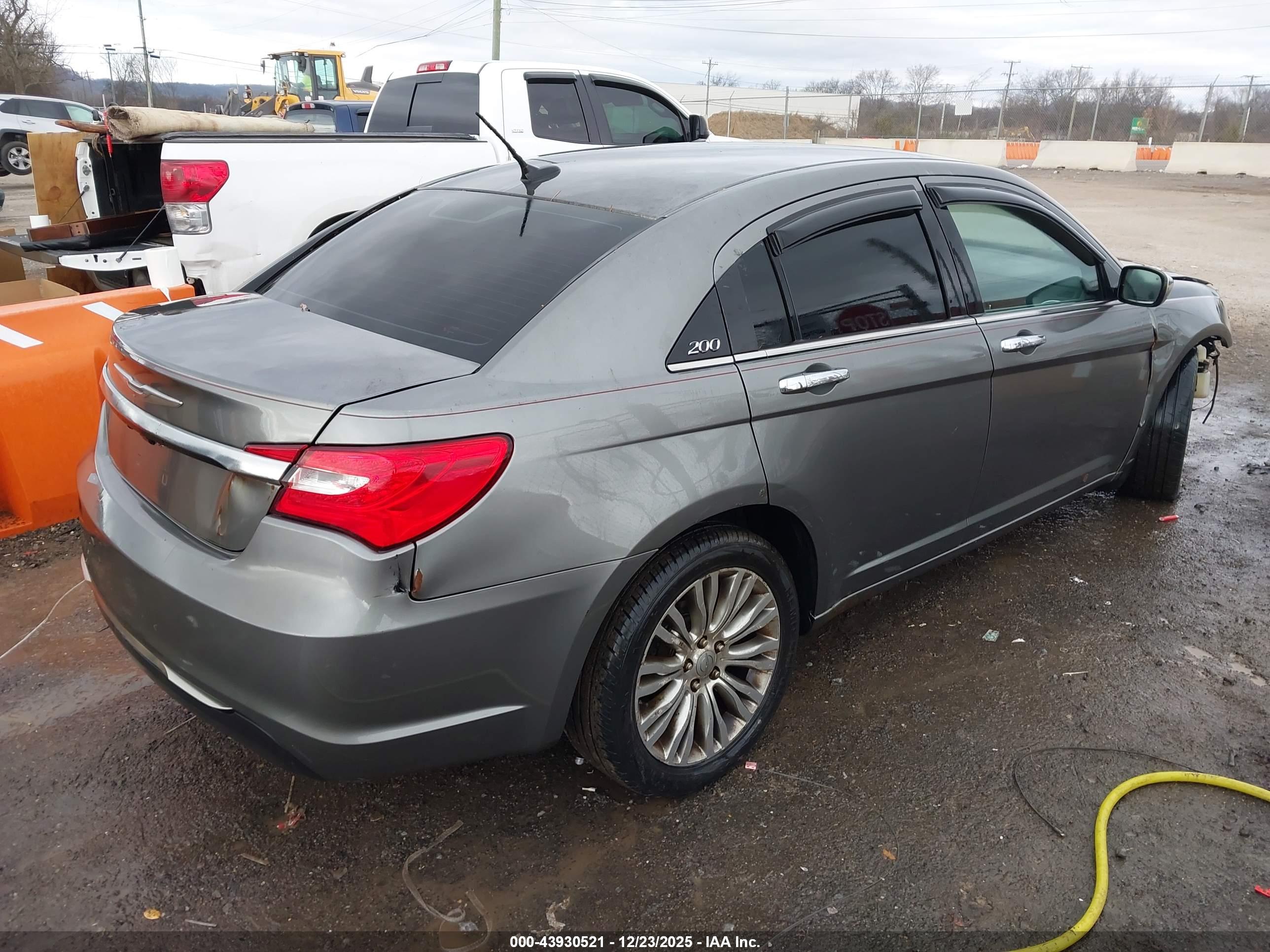CHRYSLER 200 image 4