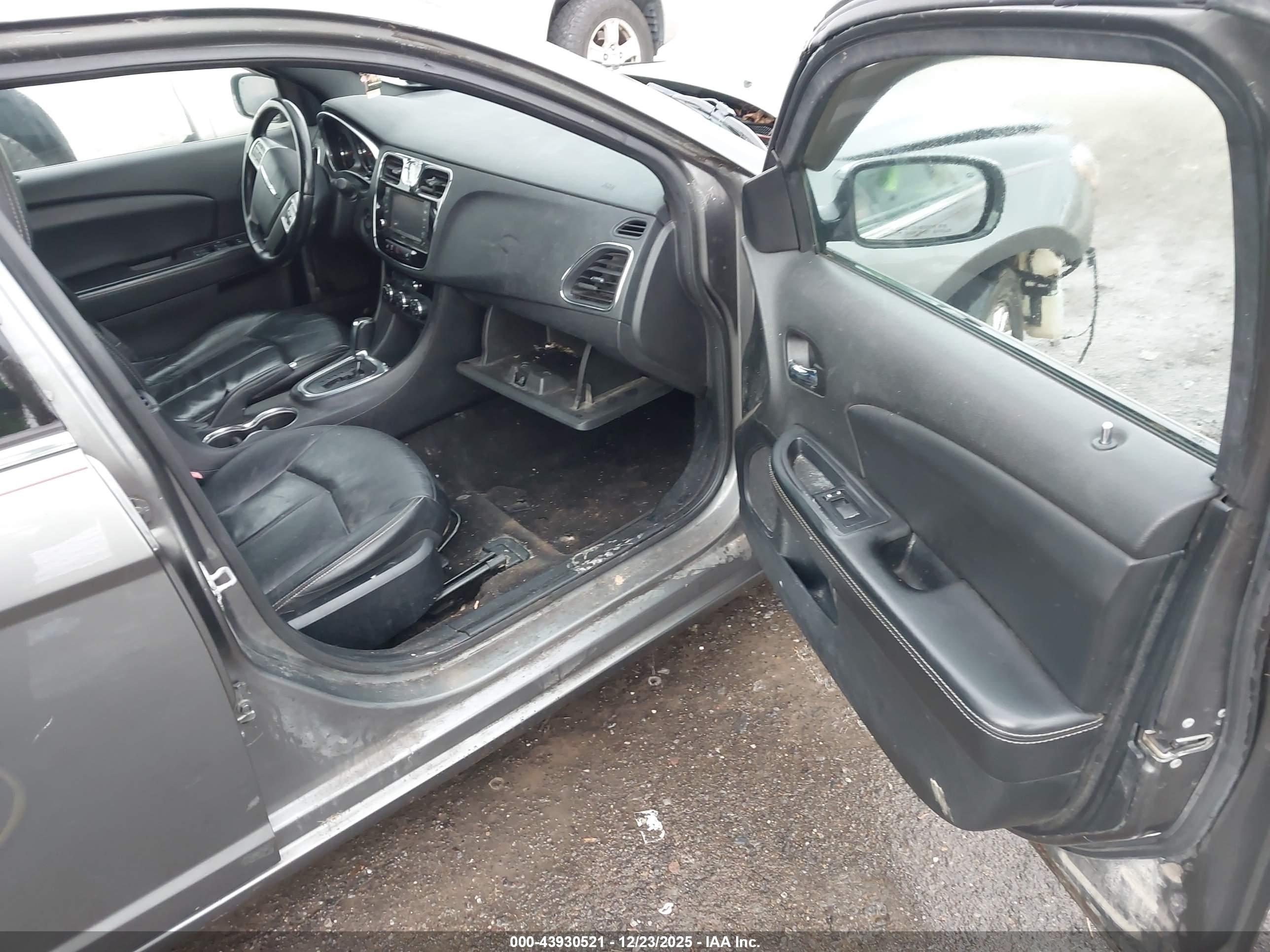 CHRYSLER 200 image 5