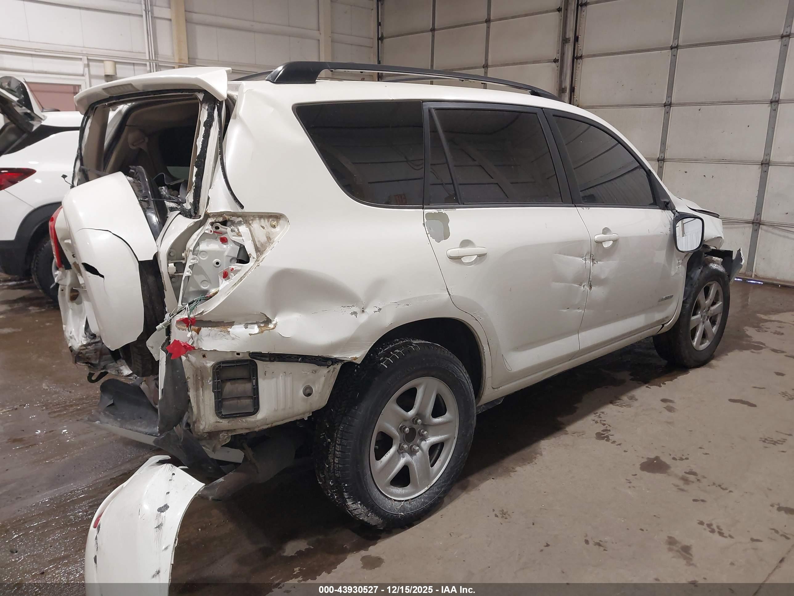 TOYOTA RAV4 image 4