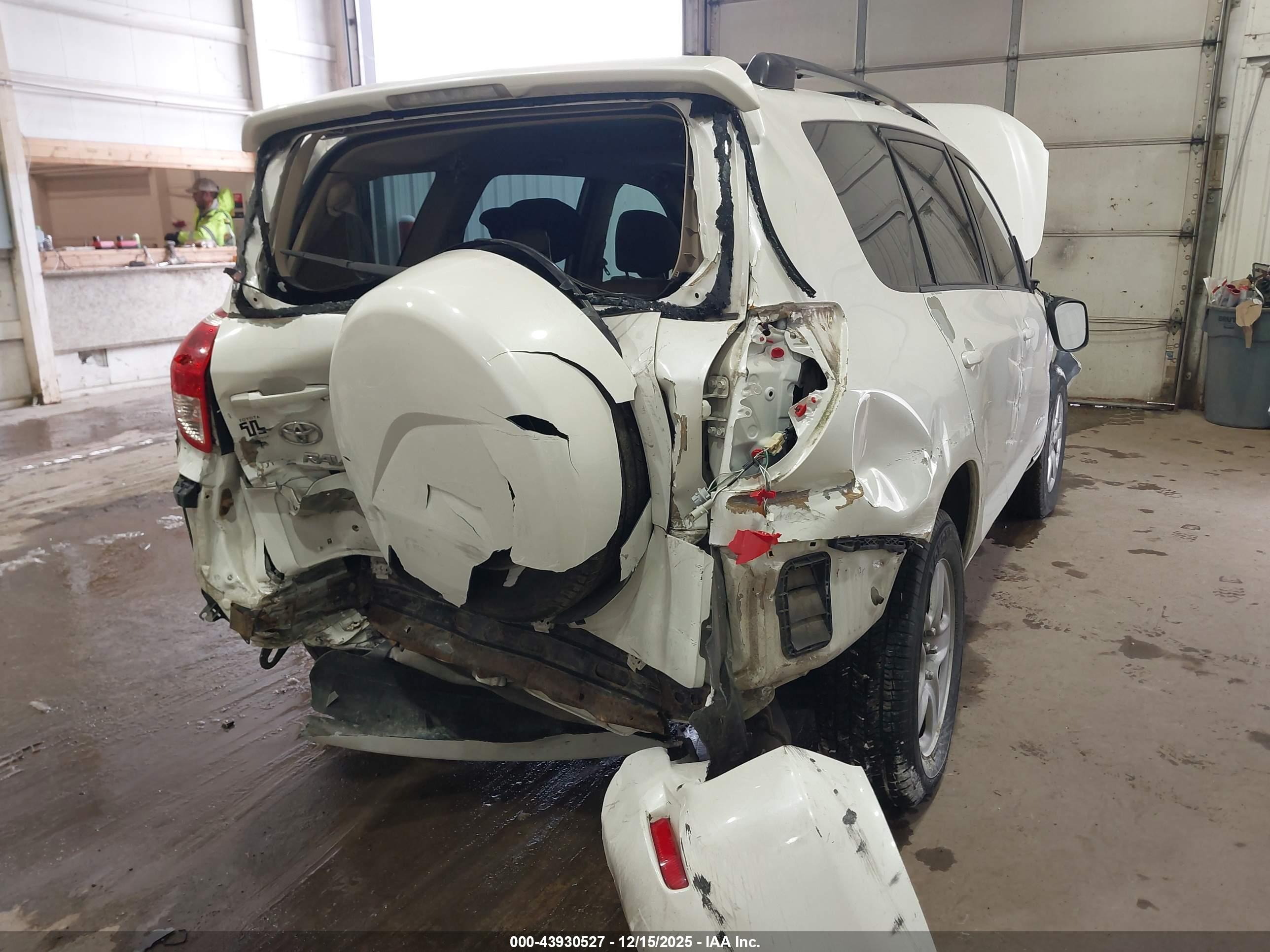 TOYOTA RAV4 image 6