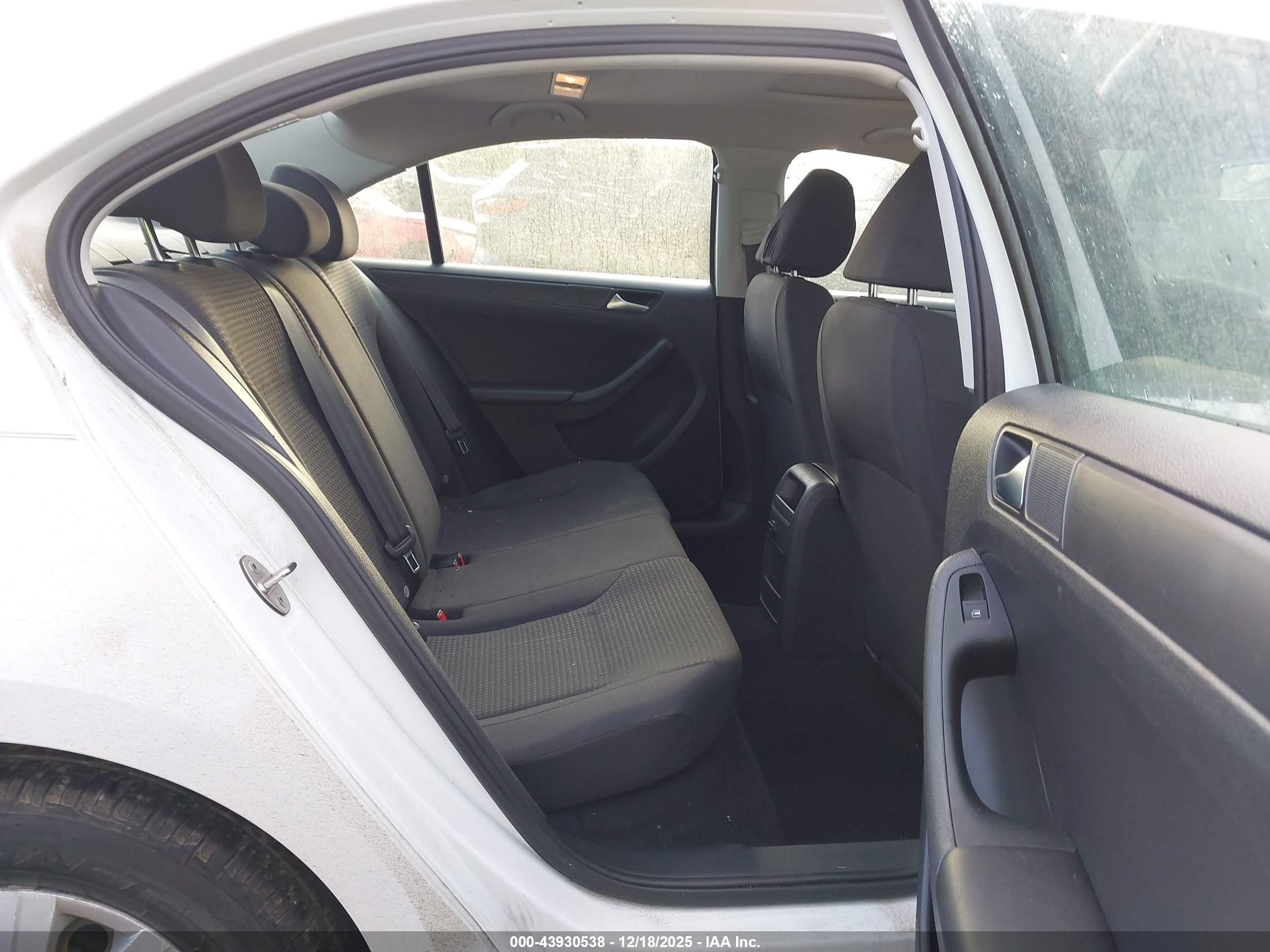 VOLKSWAGEN JETTA image 8