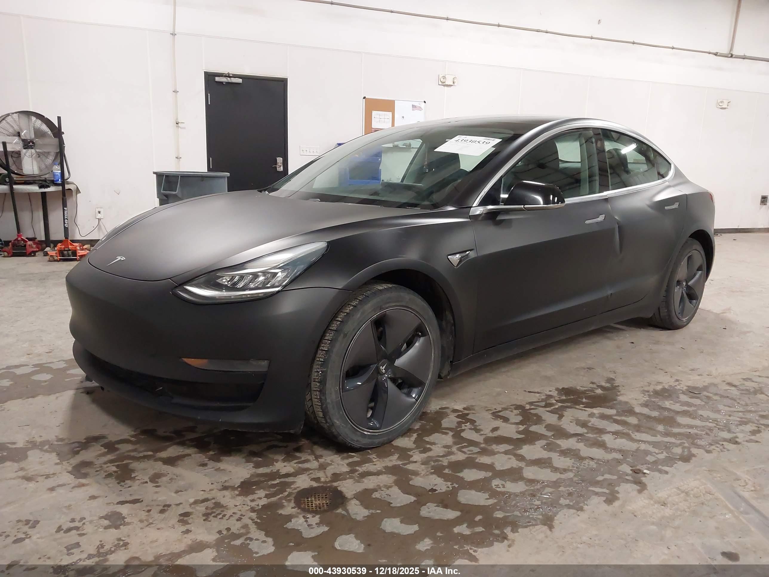 TESLA MODEL image 2