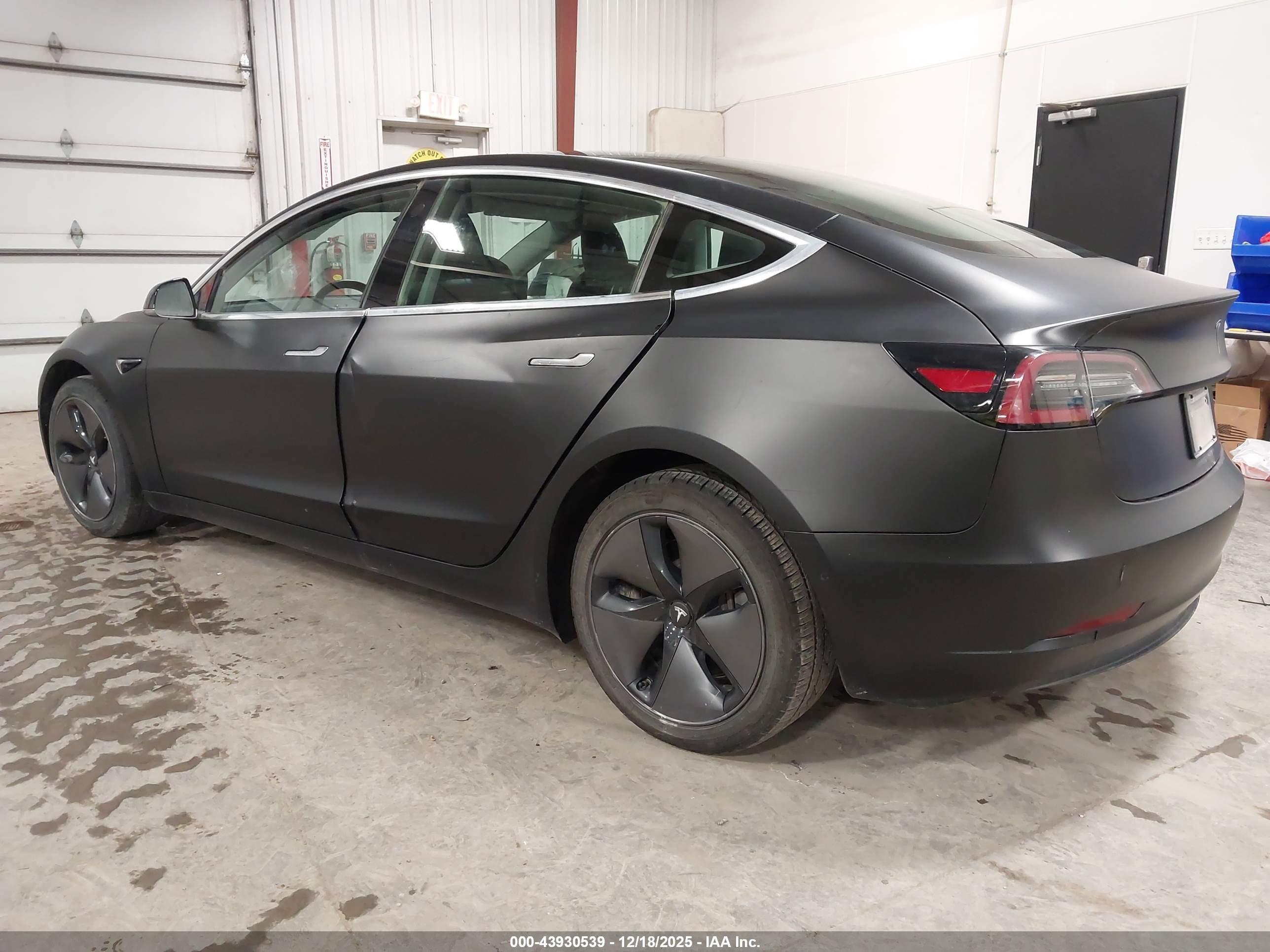 TESLA MODEL image 3
