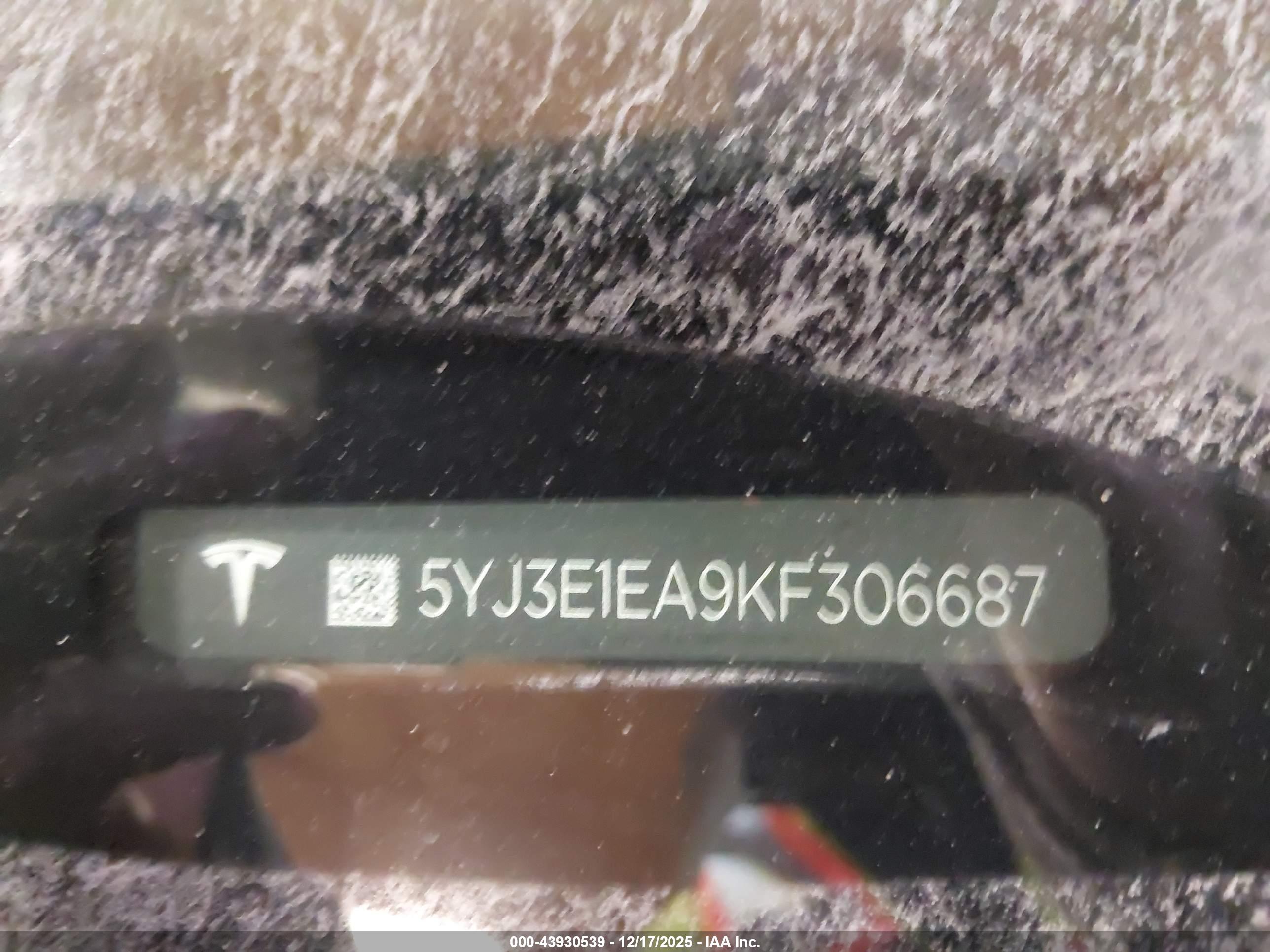 TESLA MODEL image 9