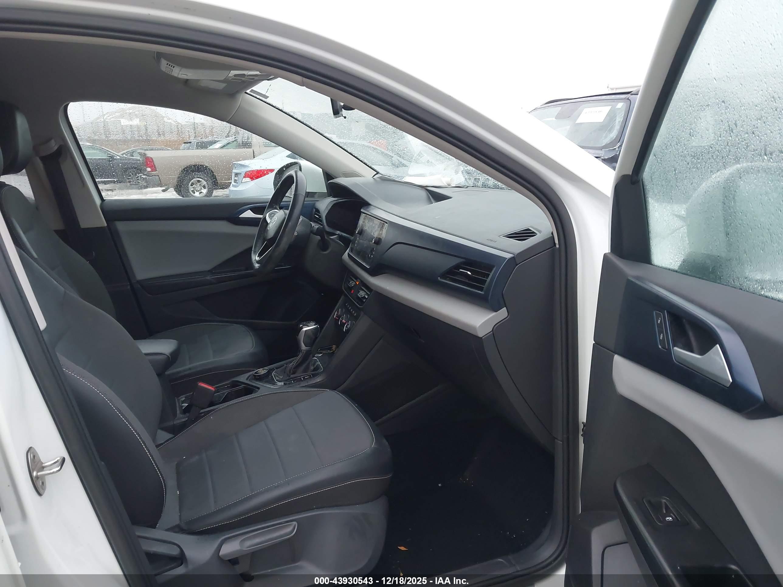 VOLKSWAGEN TAOS image 5