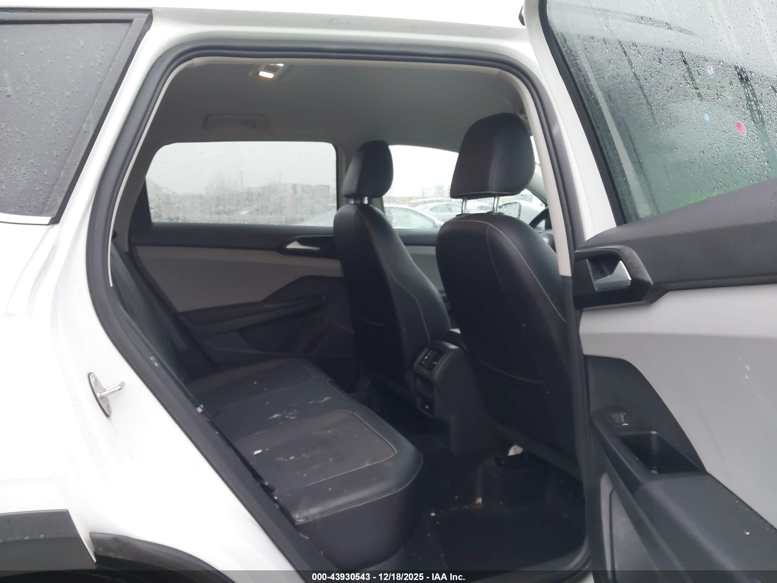 VOLKSWAGEN TAOS image 8