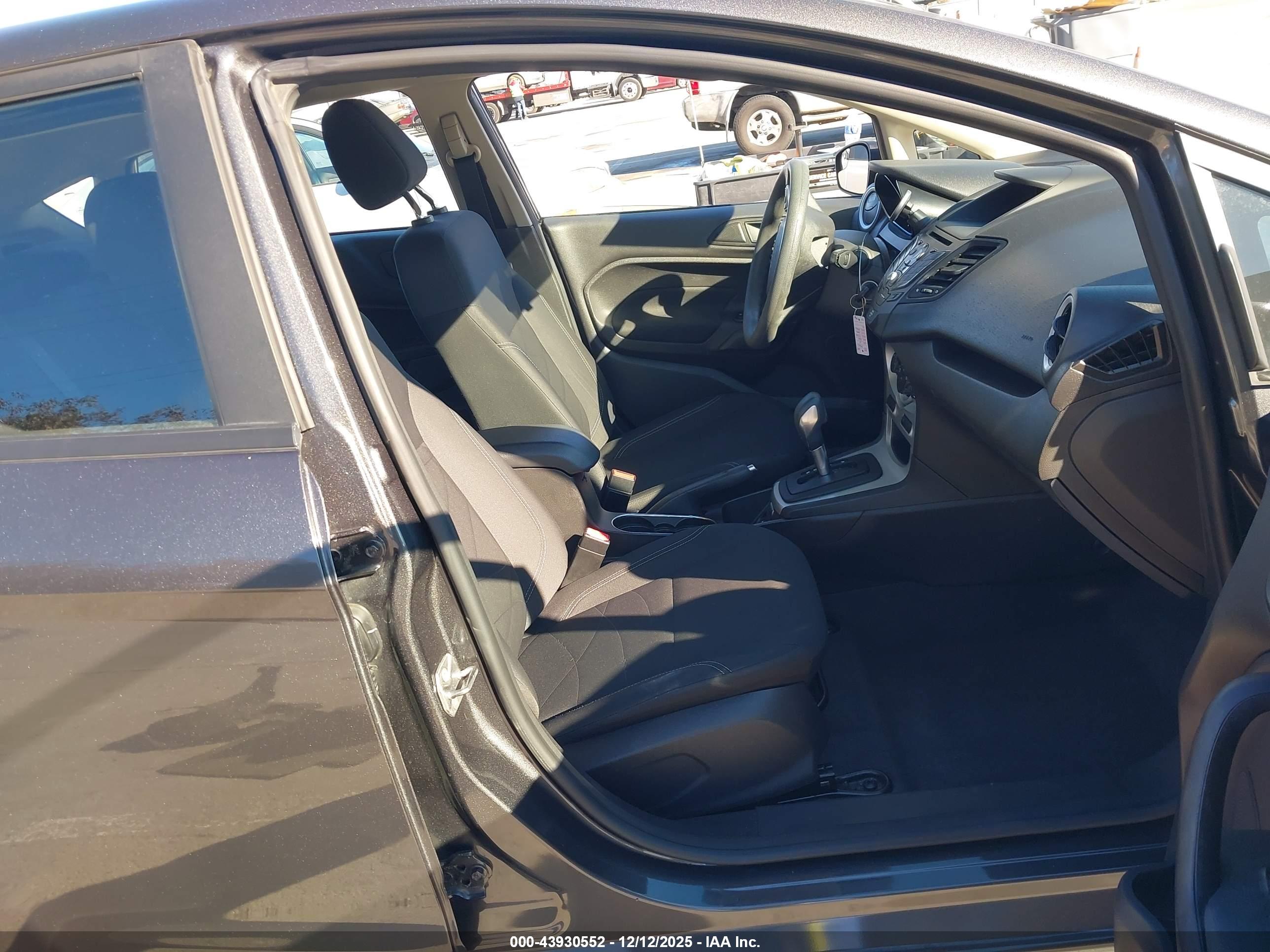 FORD FIESTA image 5