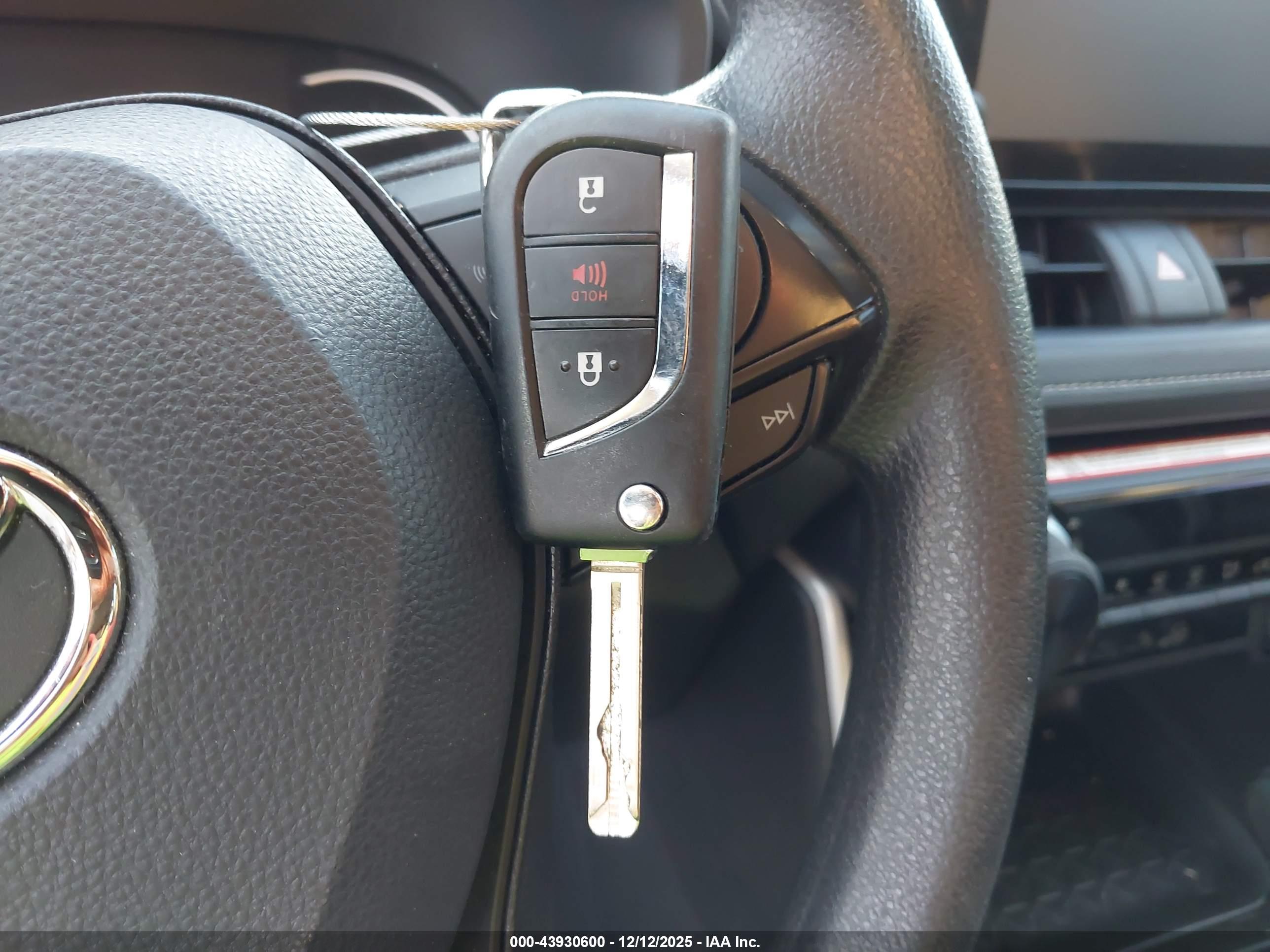 TOYOTA RAV4 image 11