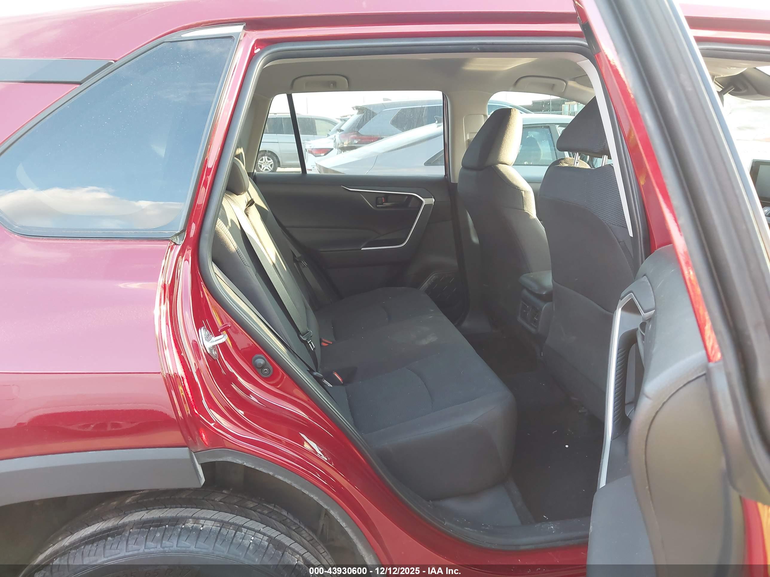 TOYOTA RAV4 image 8