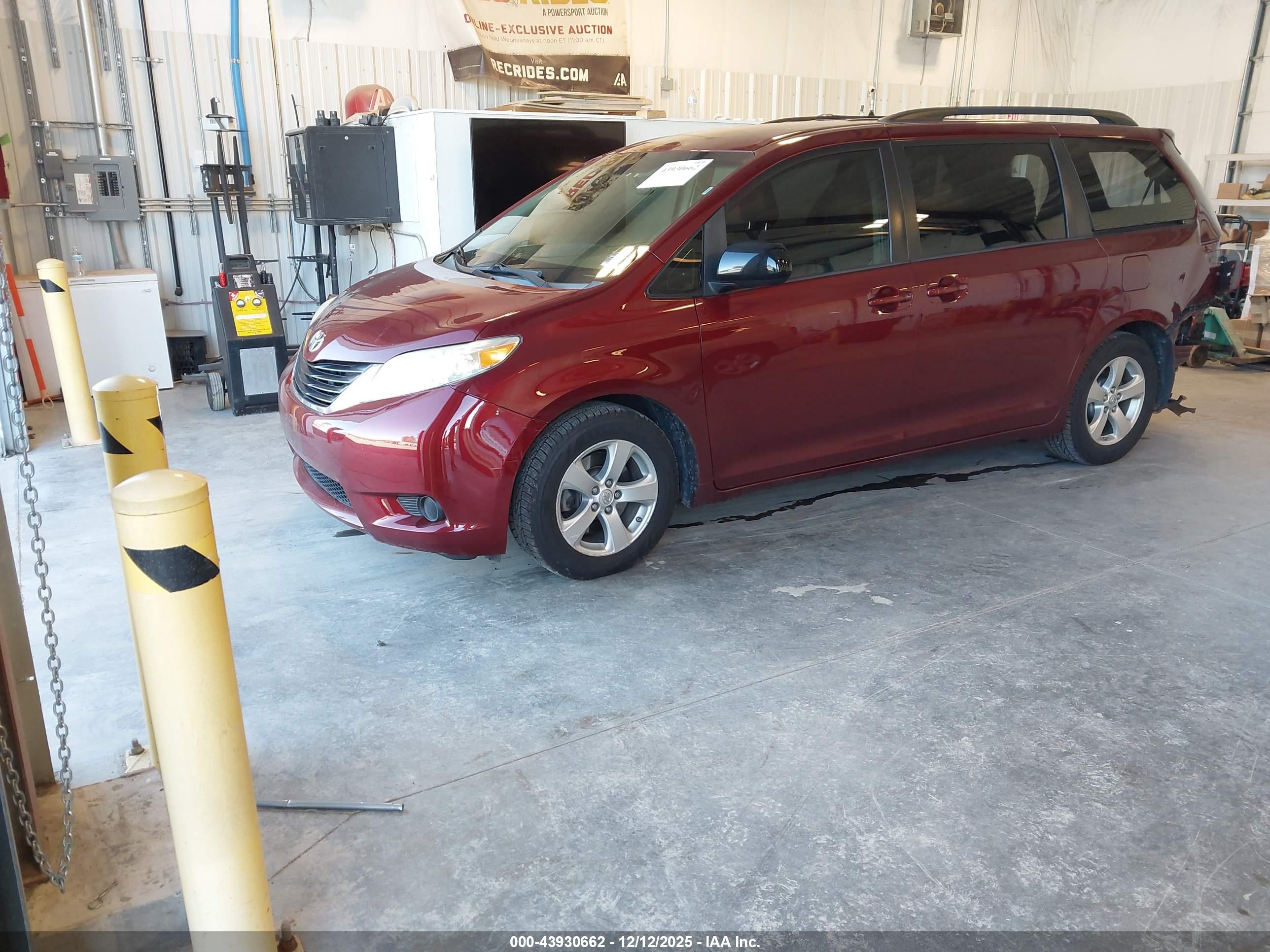 TOYOTA SIENNA image 2