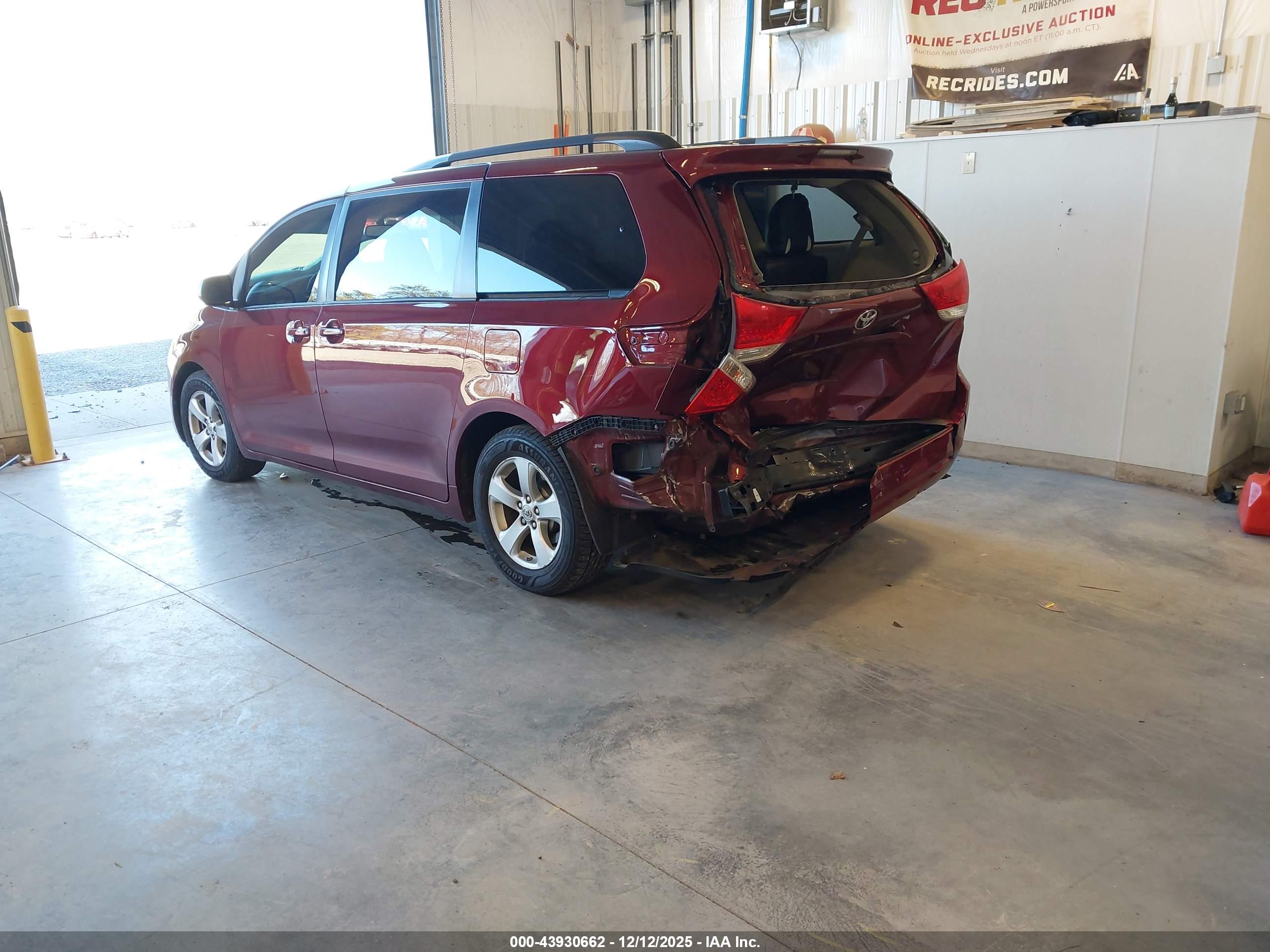 TOYOTA SIENNA image 3